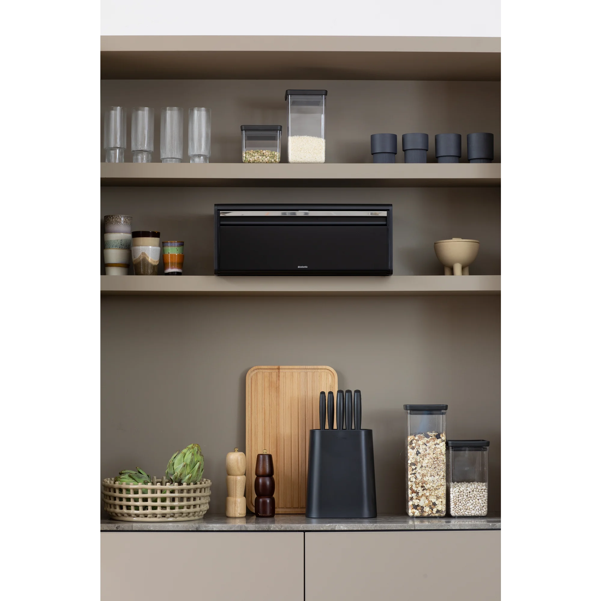 brabantia-broodtrommel-met-klepdeksel-46-5cm-matt-black4.jpg