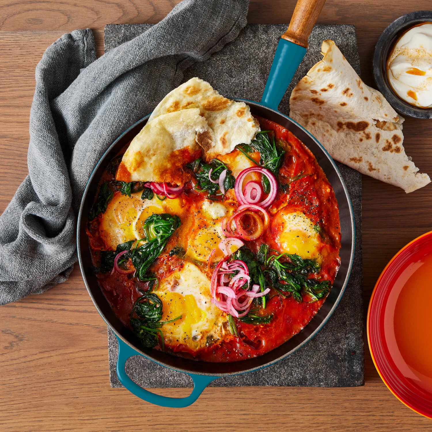 le-creuset-signature-koekenpan-met-houten-steel-28cm-deep-teal