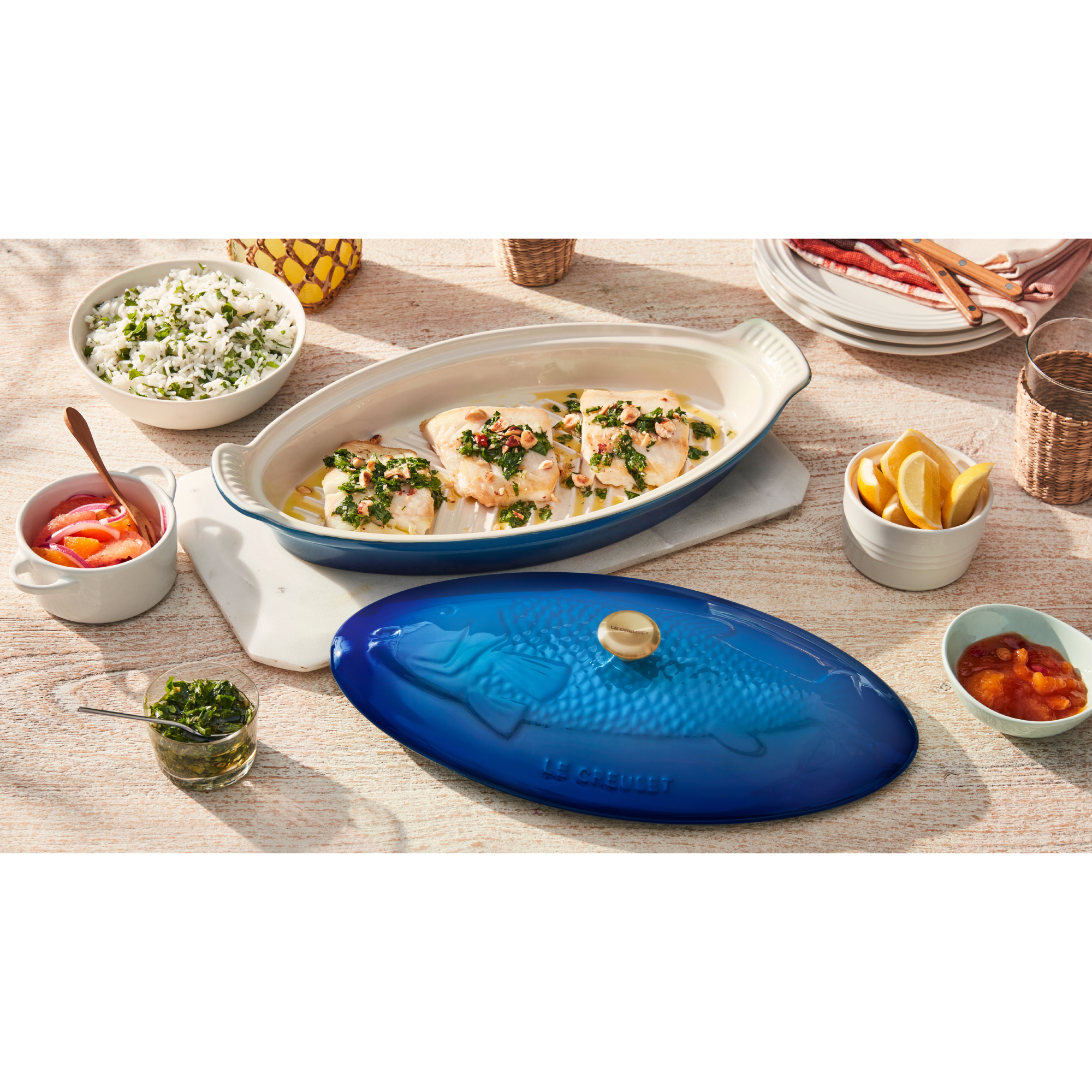 le-creuset-heritage-ovenschaal-met-deksel-vis,-1,6l-azure---sfeer-3