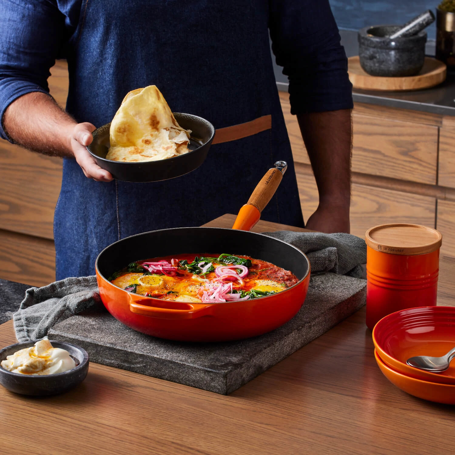 le-creuset-signature-hapjespan-met-houten-steel-28cm-oranjerood