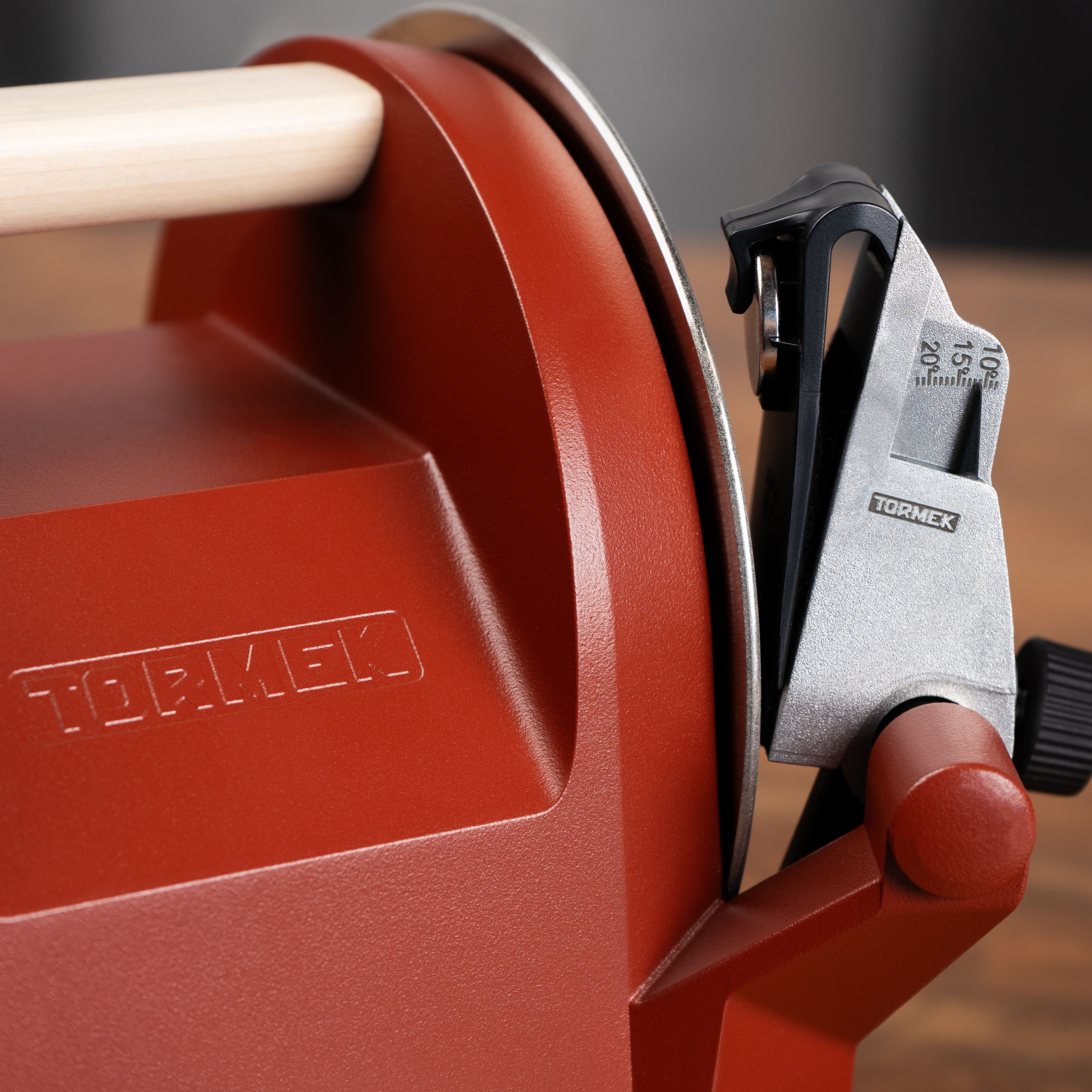 tormek_t-1_swedish_red_angle_guide_close-up_1-1_hr.jpg