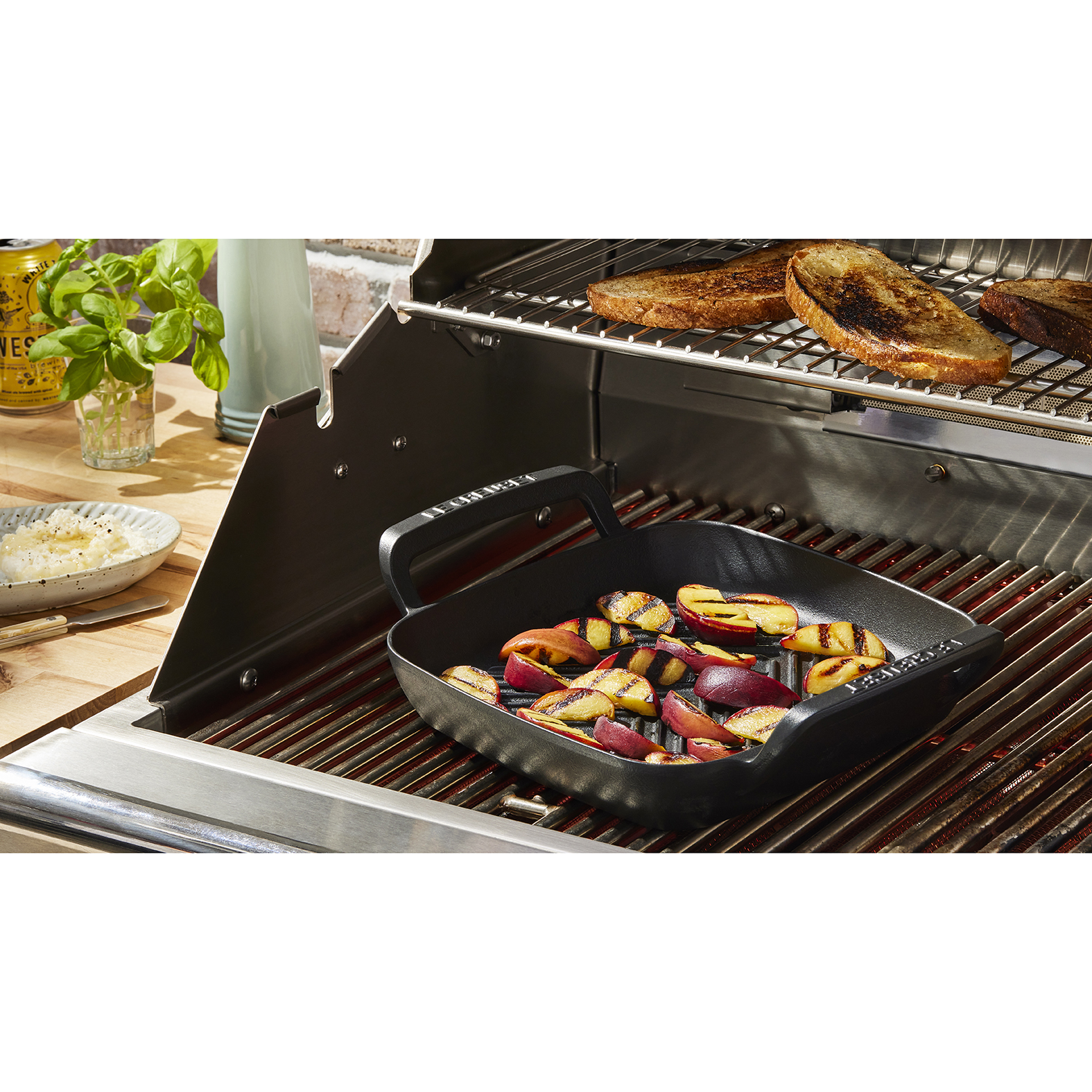 le-creuset-bbq-outdoor-grillpan-sfeer-4.jpg