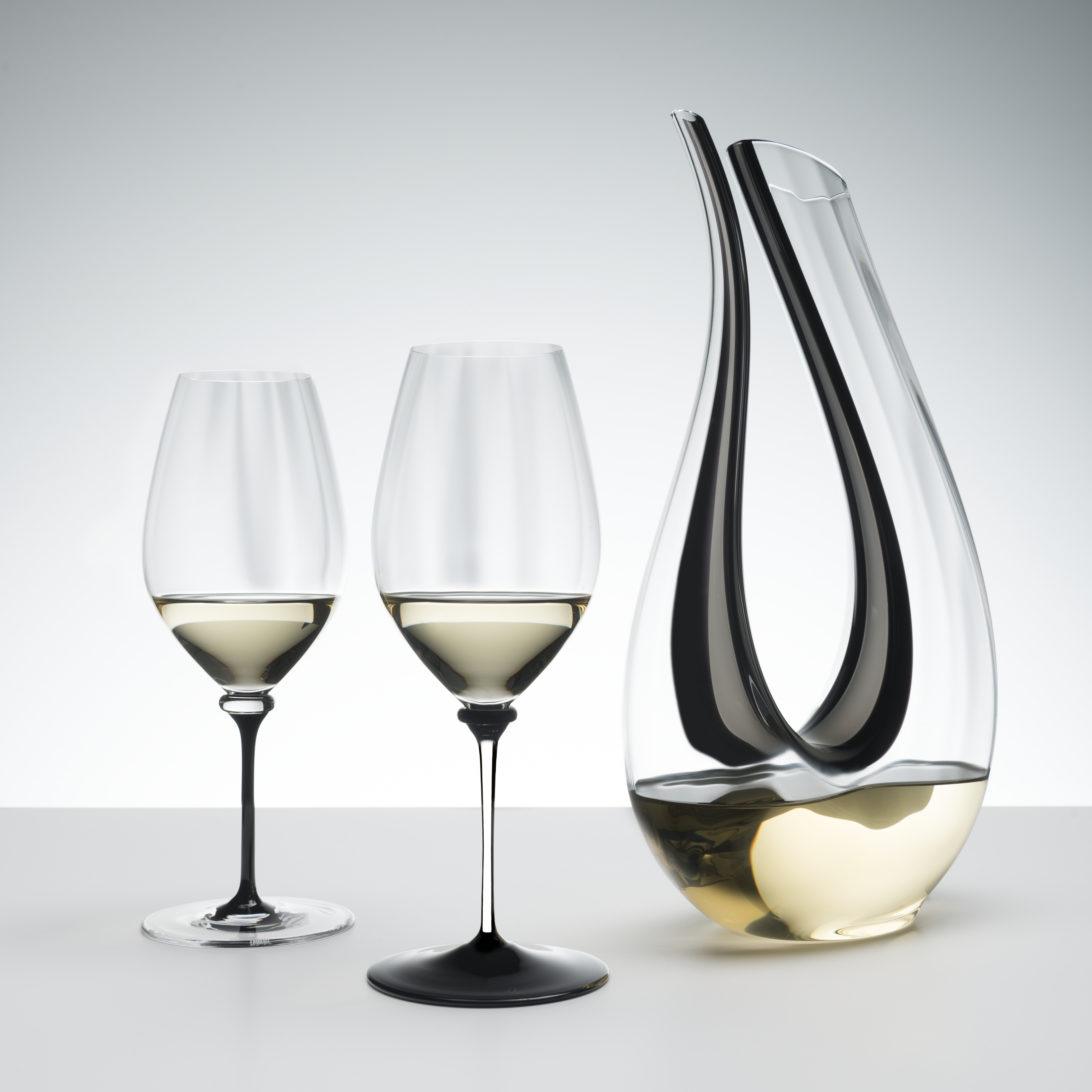 riedel-fatto-mano-performance-riesling-mondgeblazen-wijnglas-zwarte-steel