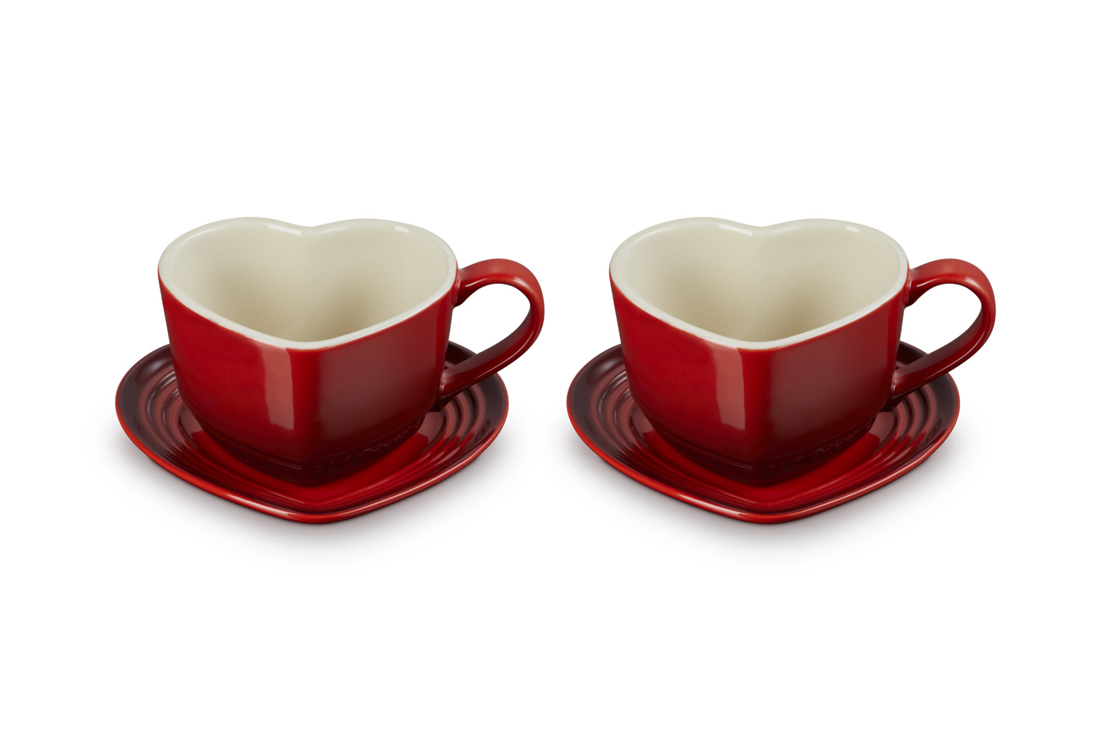 le-creuset-koffiekop-met-schotel-hart-2-stuks-kersenrood.jpg