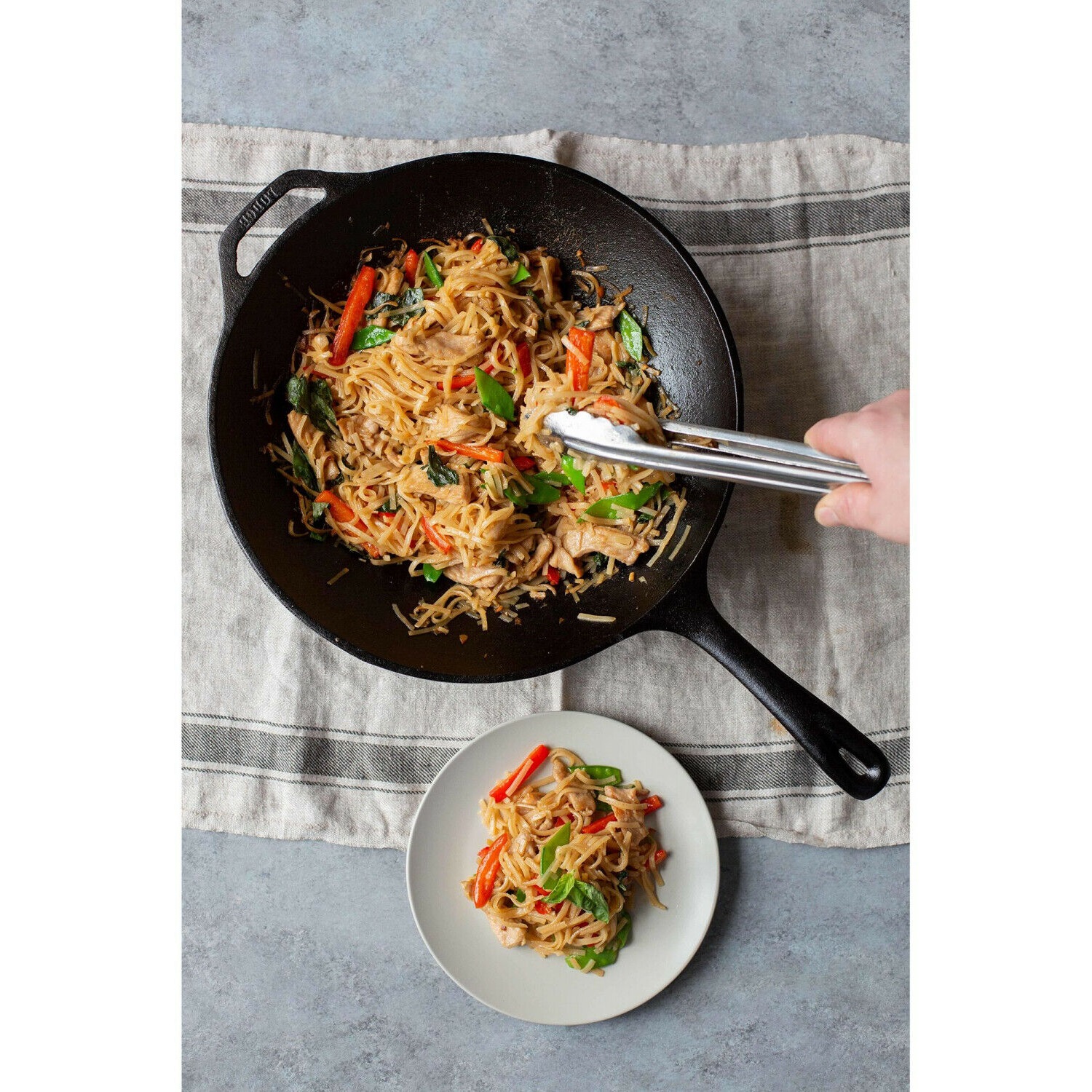 lodge-chef-style-wok-lc12sf-30-cm