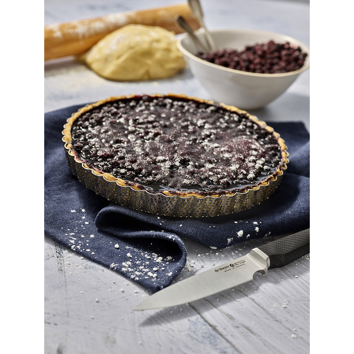 de-buyer-quichevorm-geperforeerd-met-uitneembare-bodem-24cm---sfeer-3.jpg