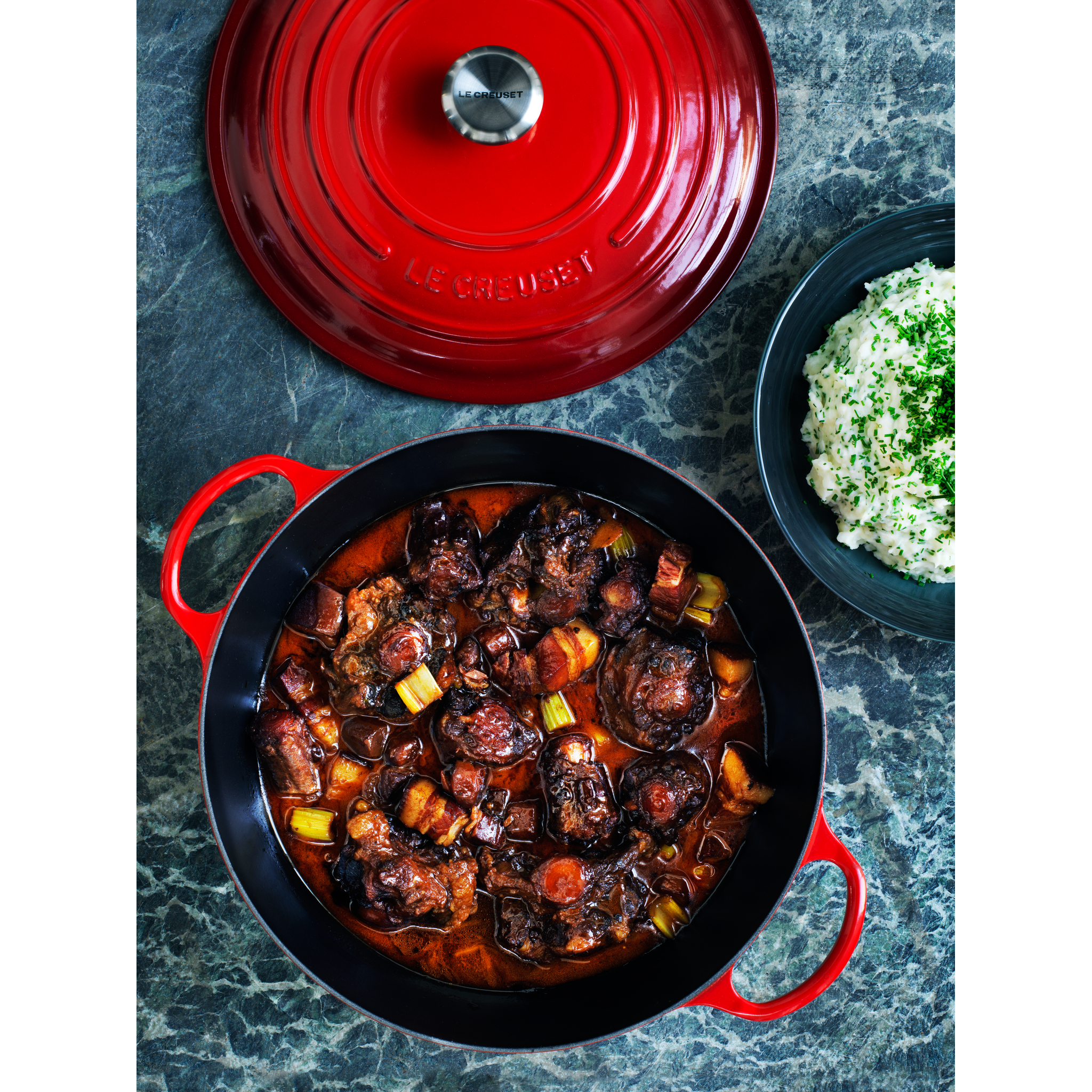 le-creuset-signature-marmite-braadpan-met-zwart-email-28cm-kersenrood