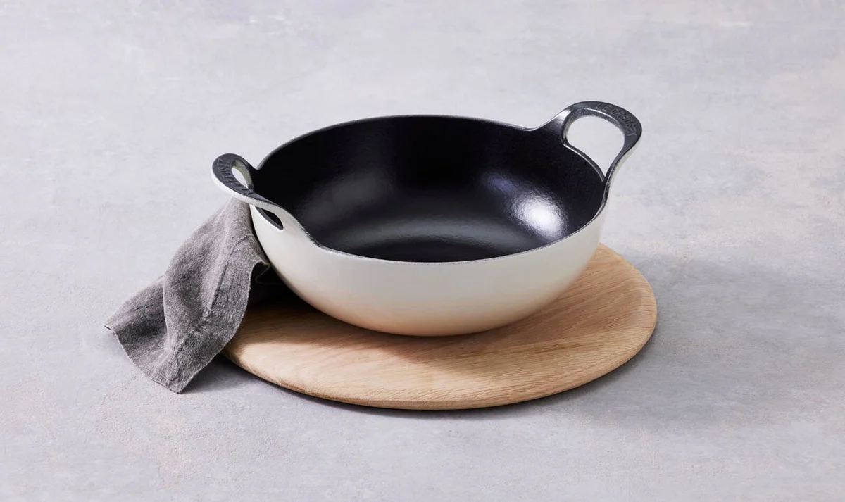 le-creuset-classic-balti-wokpan-24cm-meringue4.jpg
