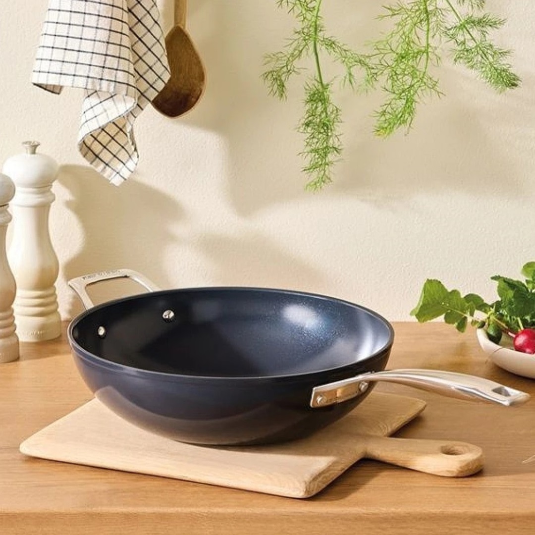 kookpunt-le-creuset-essential-non-stick-ceramic-wokpan,-30cm-sfeer