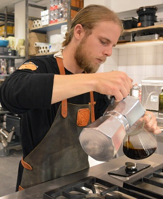 Koffiezetten met een percolator   Uitschenken