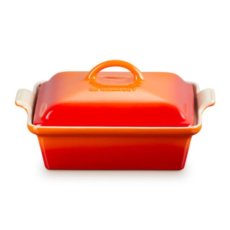 le-creuset-heritage-ovenschaal-met-deksel-vierkant-23cm-oranjerood.jpg
