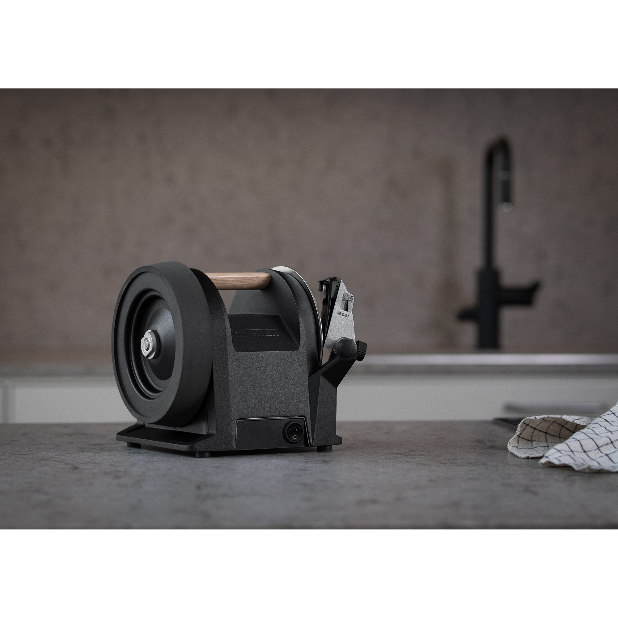 tormek-t1-elektrische-messenslijper-carbon-black-sfeer.jpg