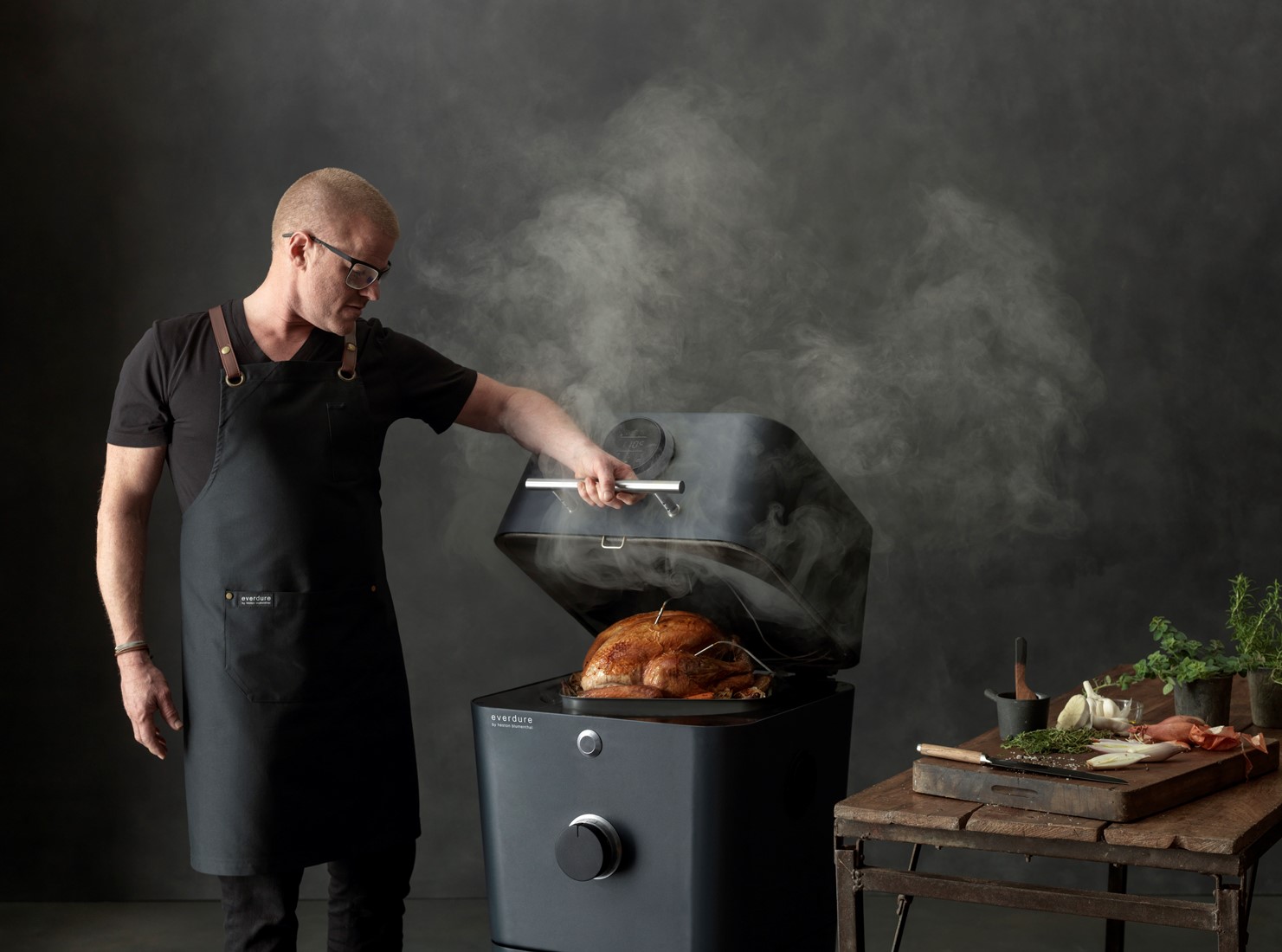 everdure-4k-houtskoolbarbecue-rood