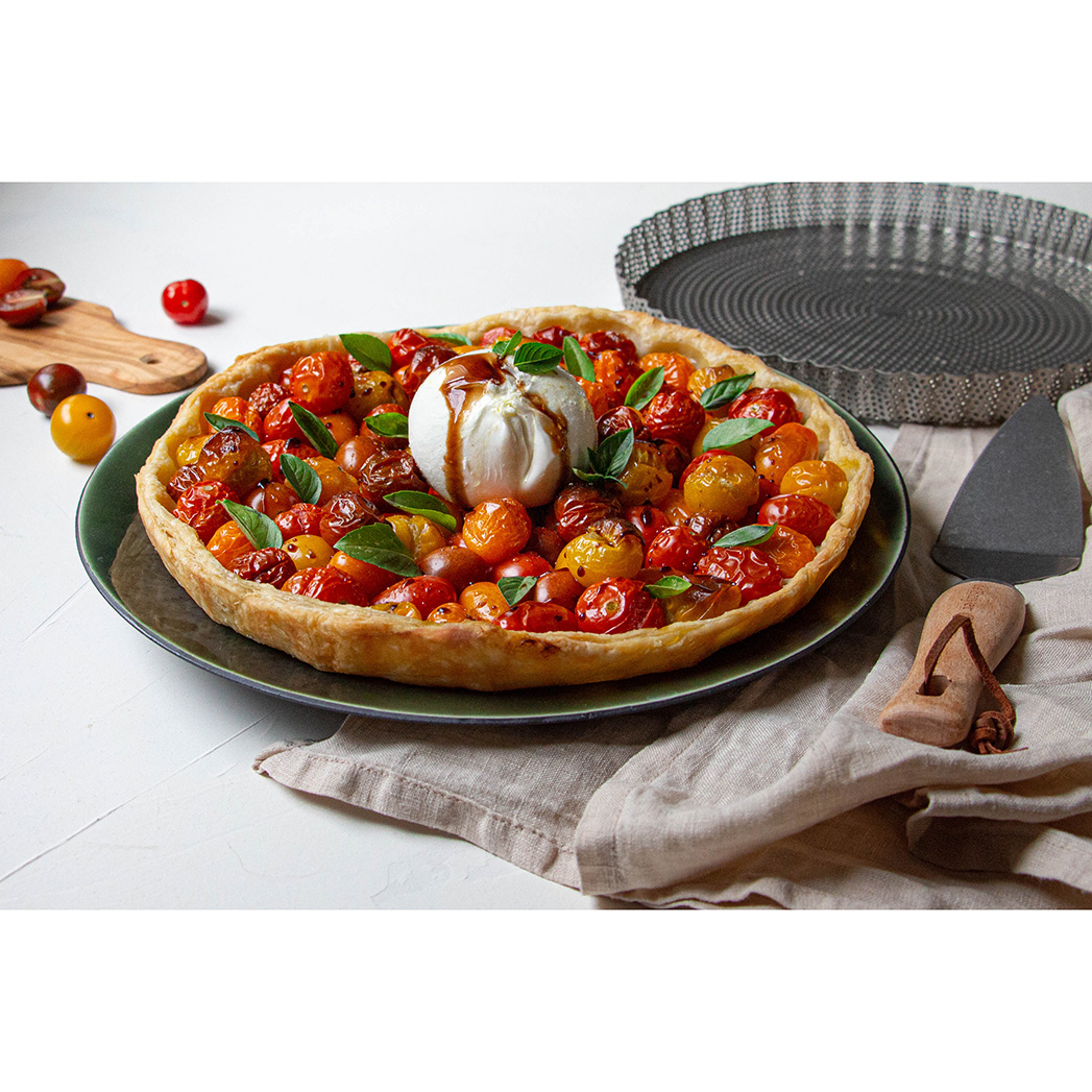 de-buyer-quichevorm-geperforeerd-met-uitneembare-bodem-28cm---sfeer-6.jpg