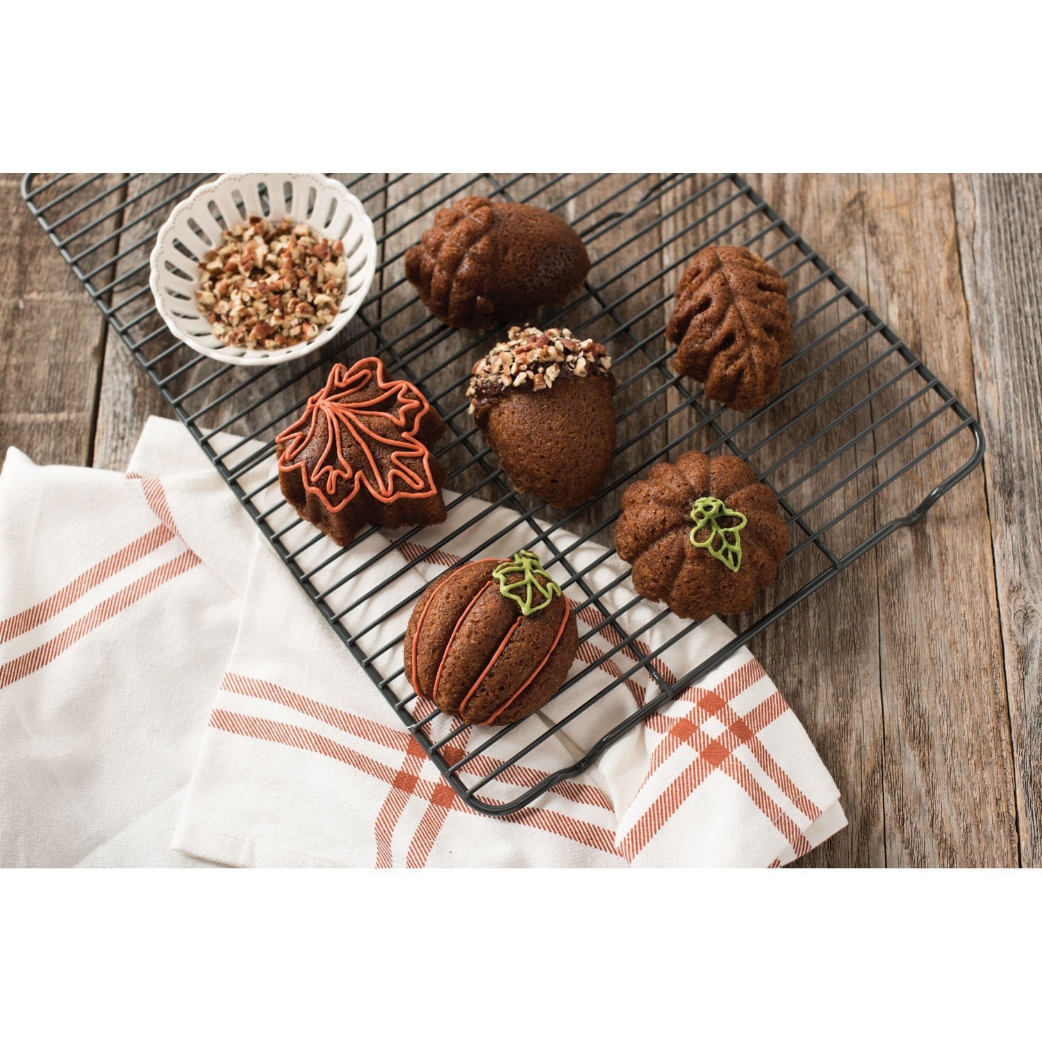 nordic-ware-autumn-treats-cakelet-bakvorm-6-vaks-brons