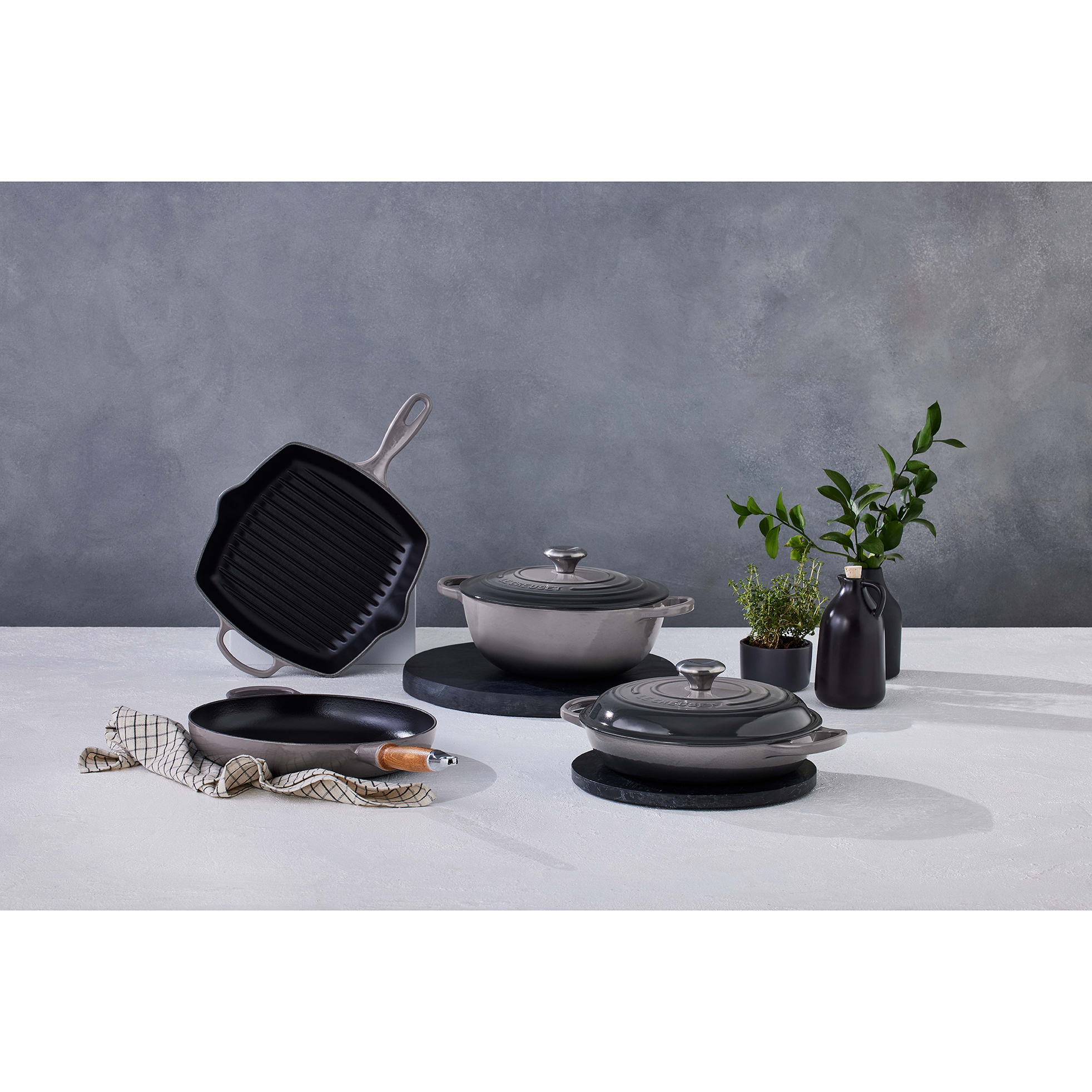 le-creuset-signature-koekenpan-met-houten-steel-28cm-flint