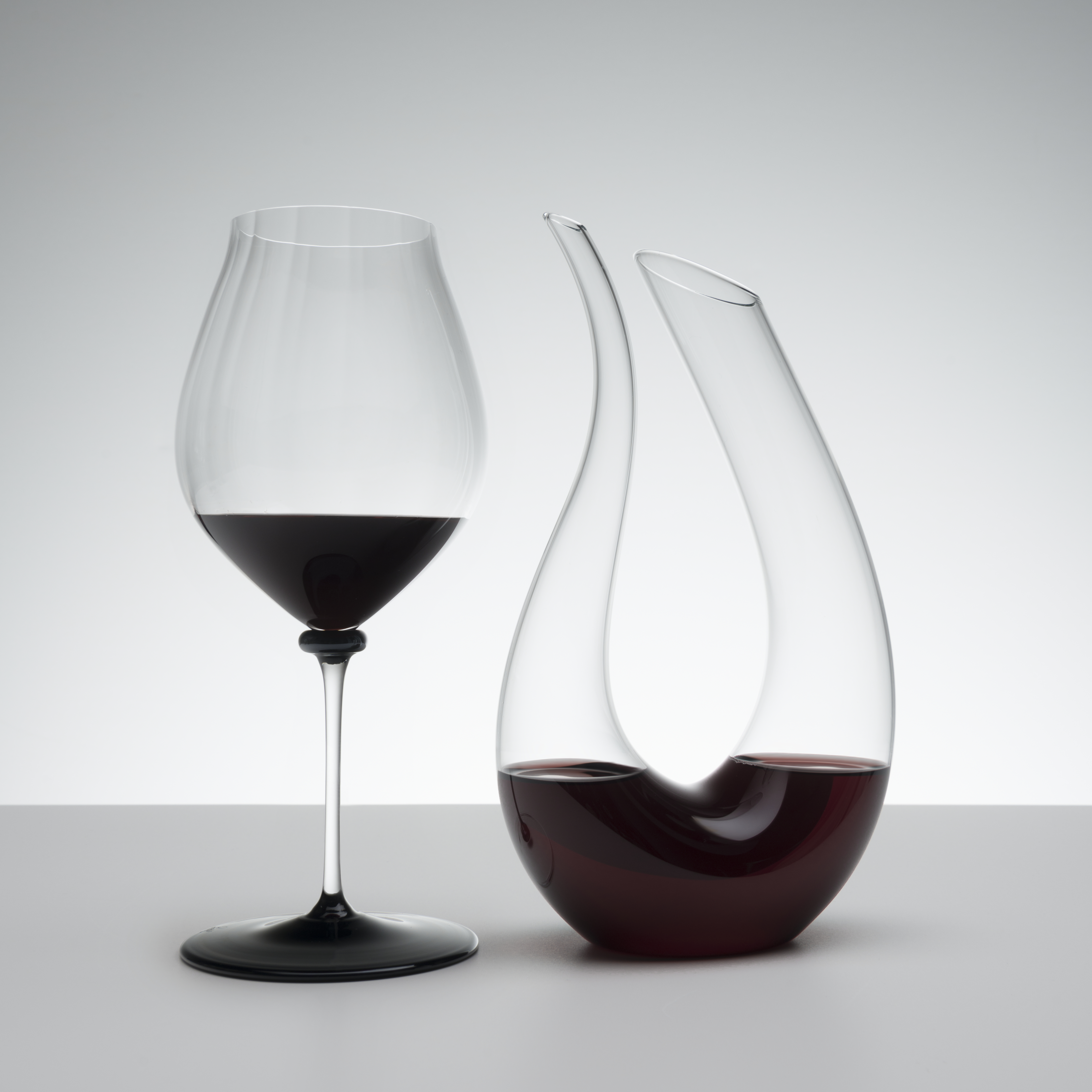 riedel-fatto-mano-performance-pinot-noir-mondgeblazen-wijnglas-zwarte-voet