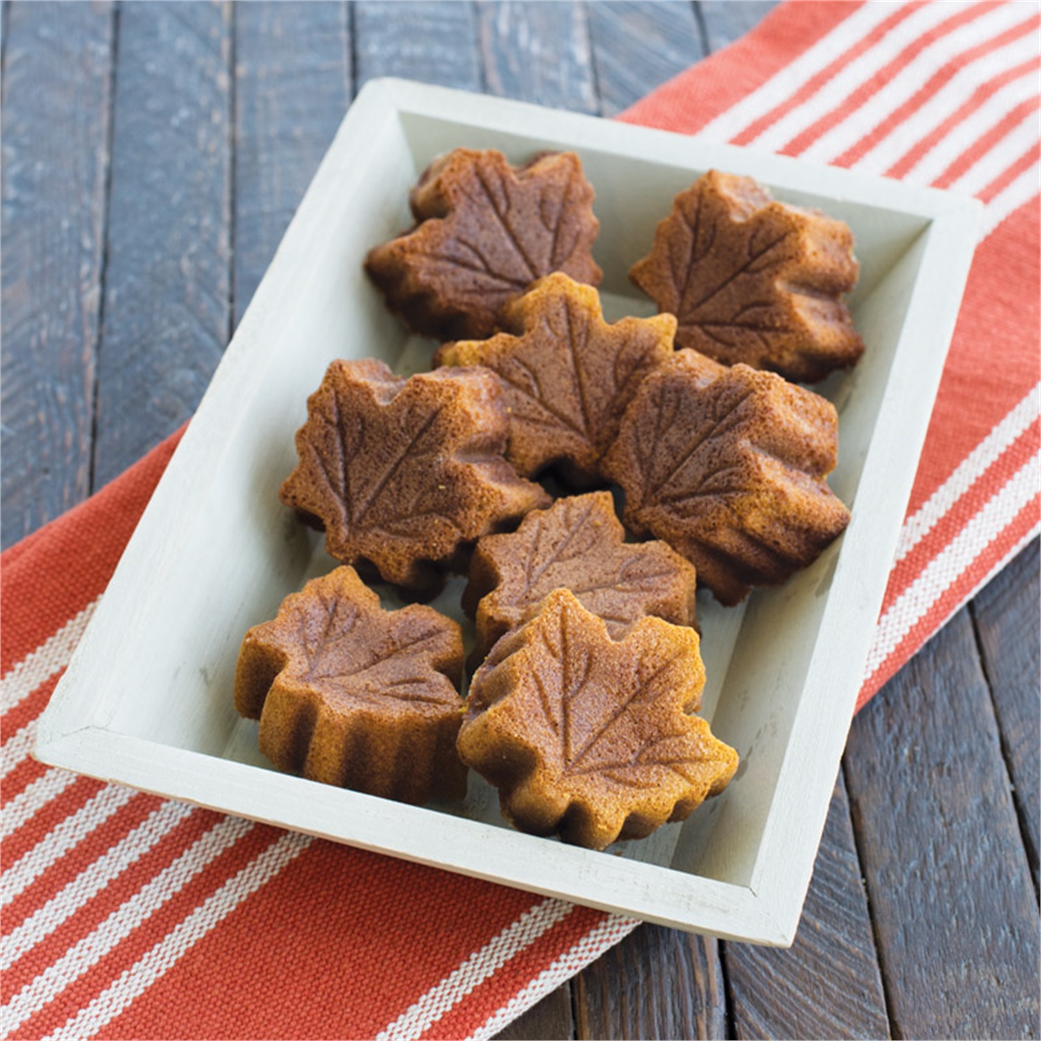 nordic-ware-maple-leaf-cakelet-bakvorm-6-vaks-brons