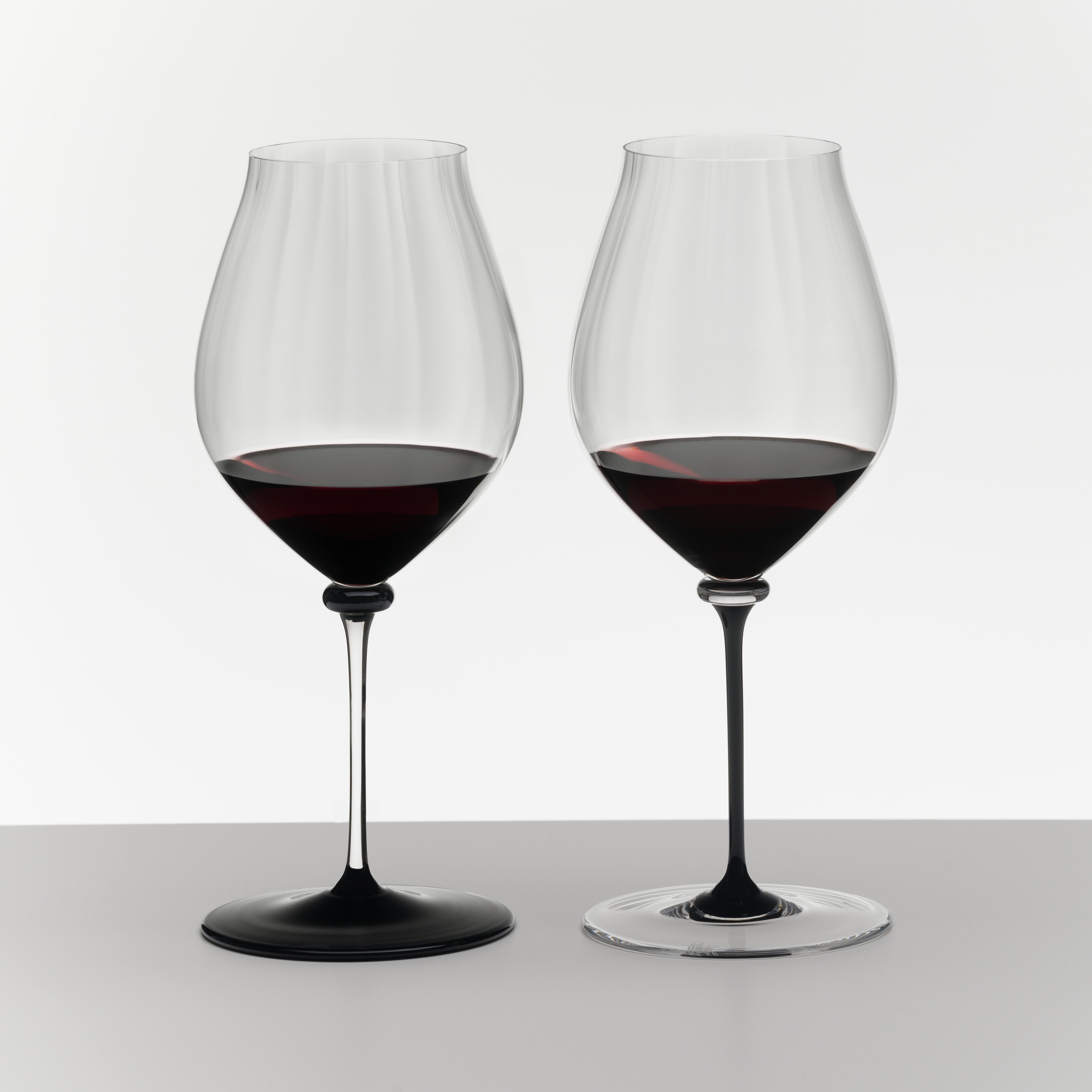 riedel-fatto-mano-performance-pinot-noir-mondgeblazen-wijnglas-zwarte-voet
