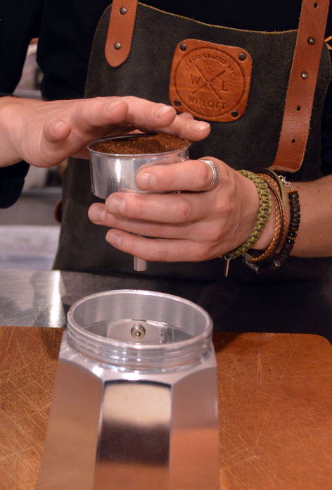 Koffiezetten met een percolator   Filter vullen