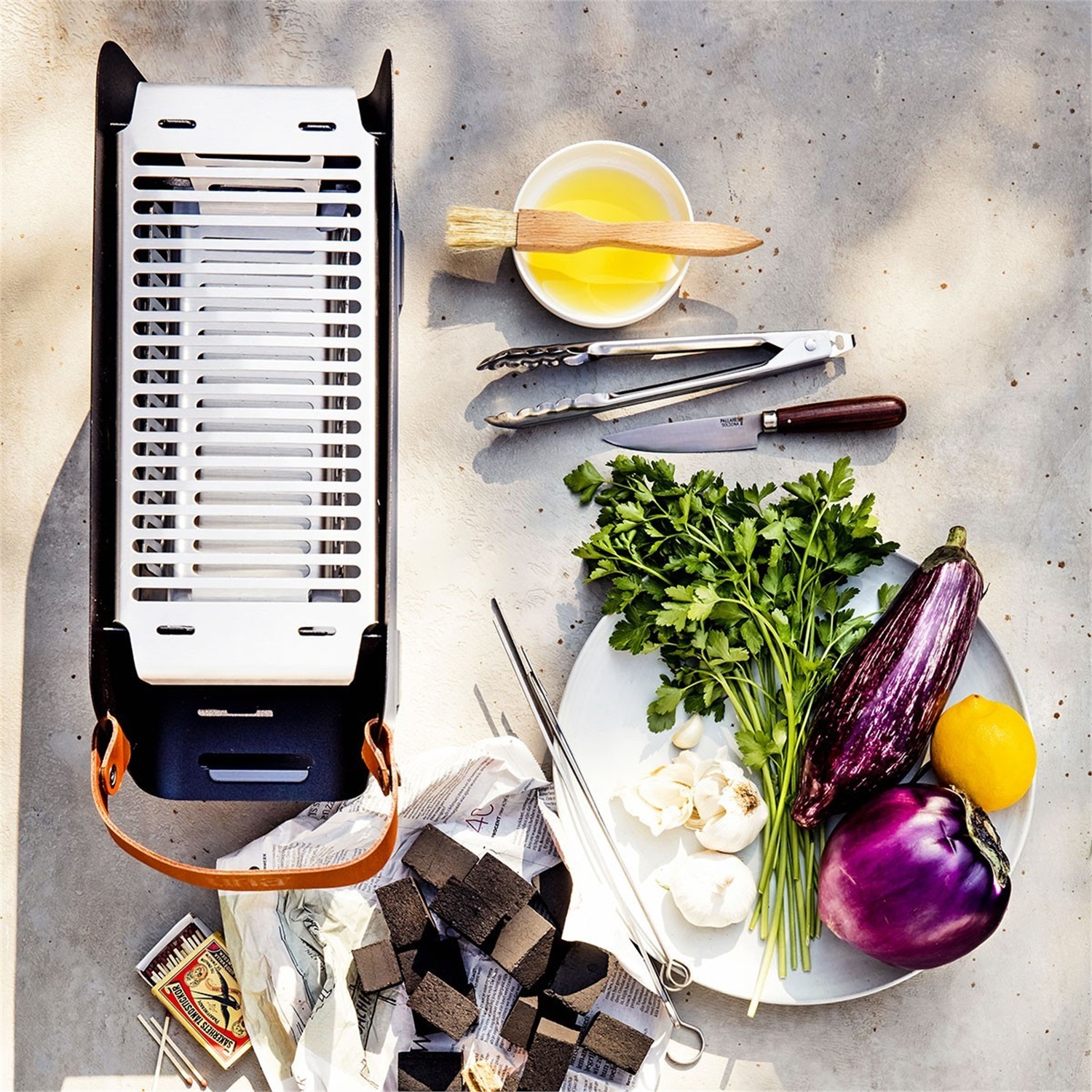 una-grill-draagbare-houtskoolbarbecue-grijs