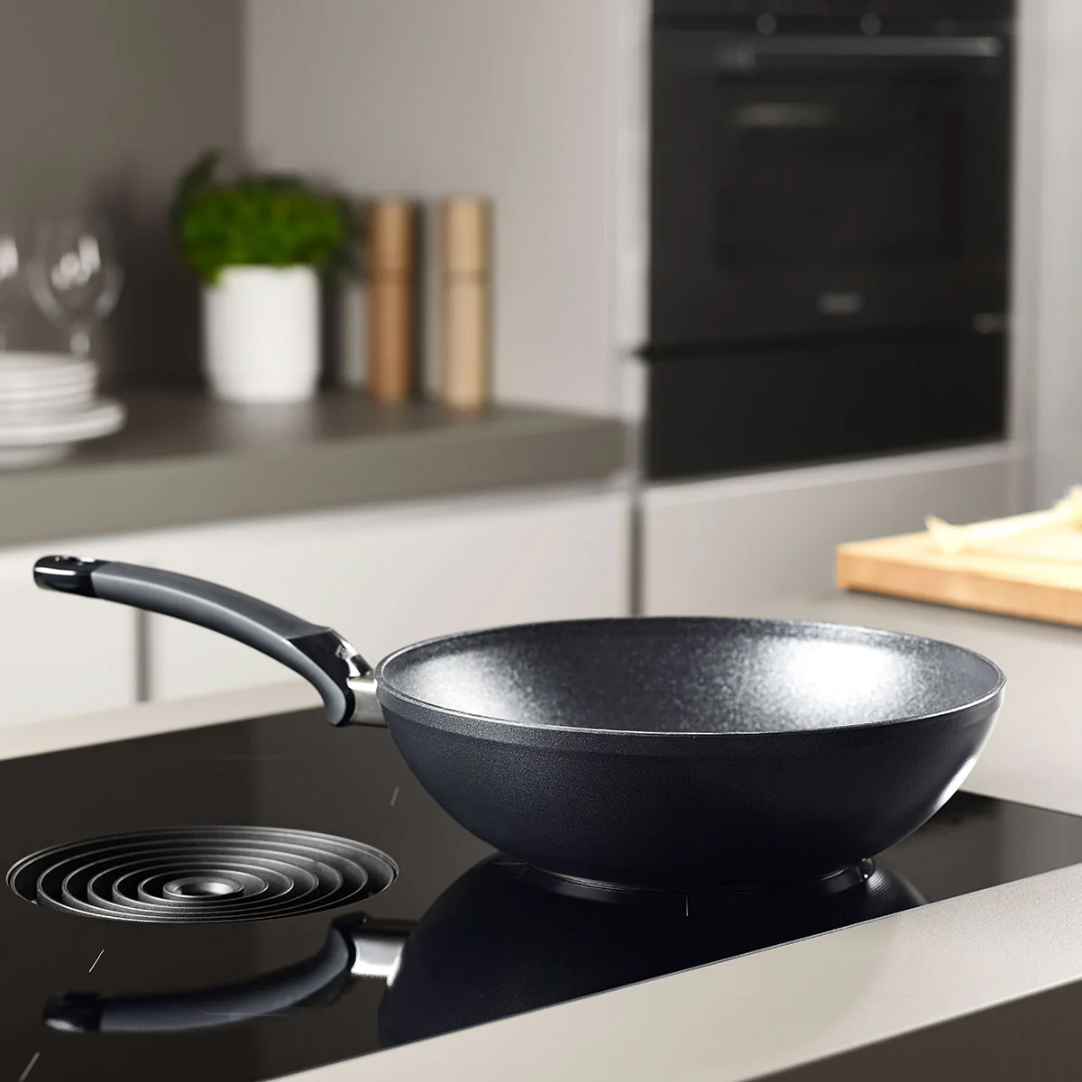 fissler-adamant-wokpan-28cm-sfeer.jpg