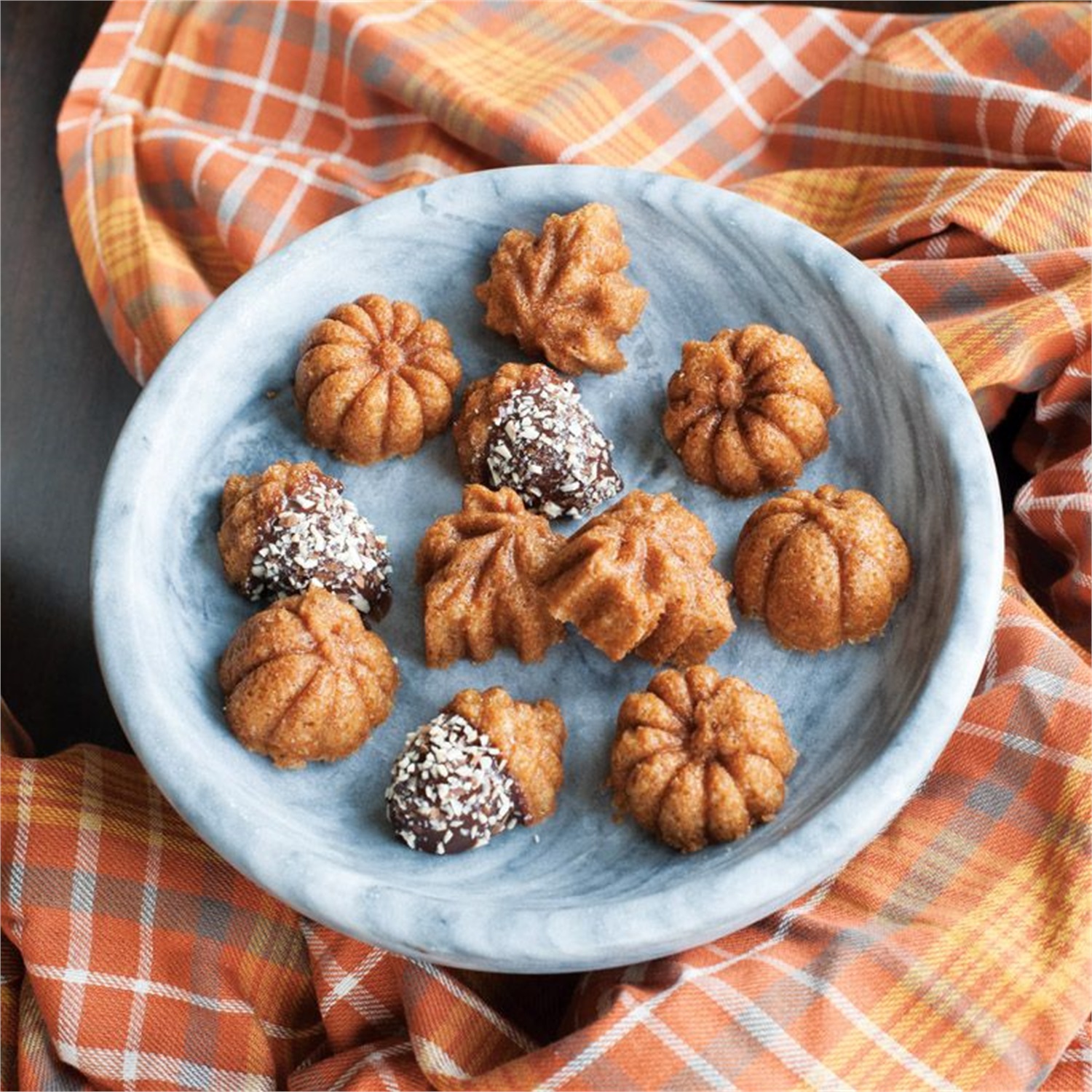 nordic-ware-autumn-delights-cakelet-bakvorm-12-vaks-brons