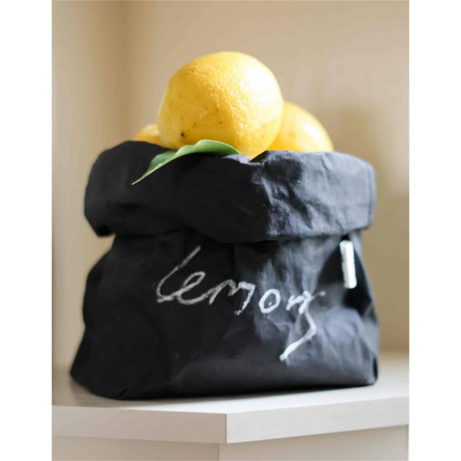 uashmama-paper-bag-medium-zwart