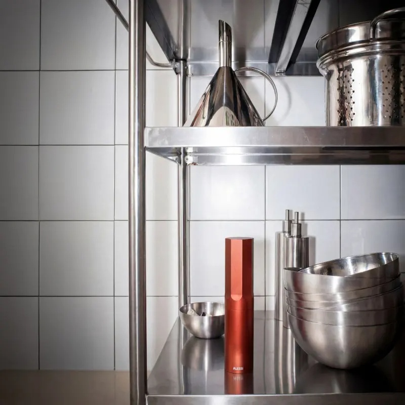 alessi-konstantin-grcic-peper-zoutmolen-22cm-rood2.jpg