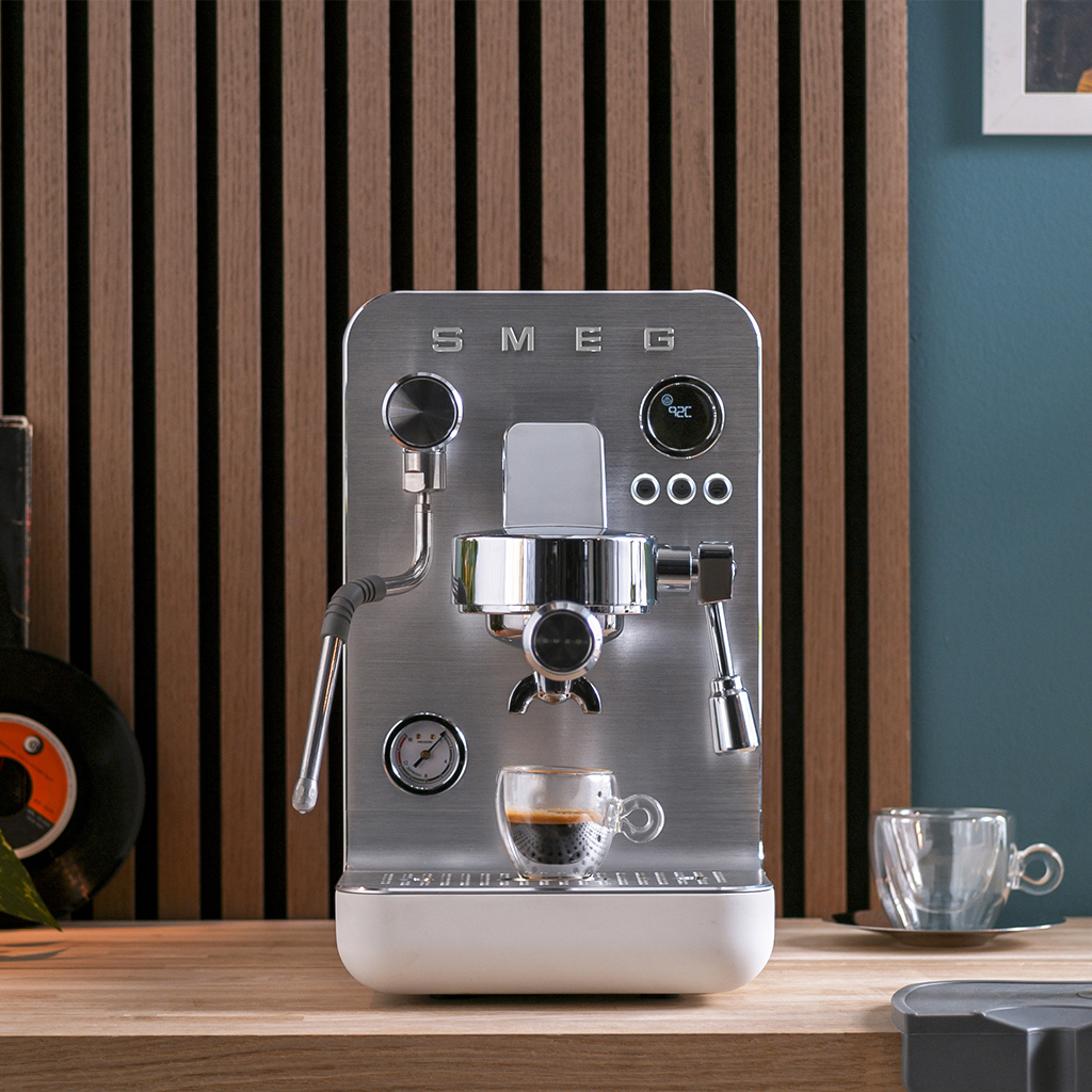 smeg-mini-pro-espressomachine-emc02whmeu,-mat-wit---sfeer-2