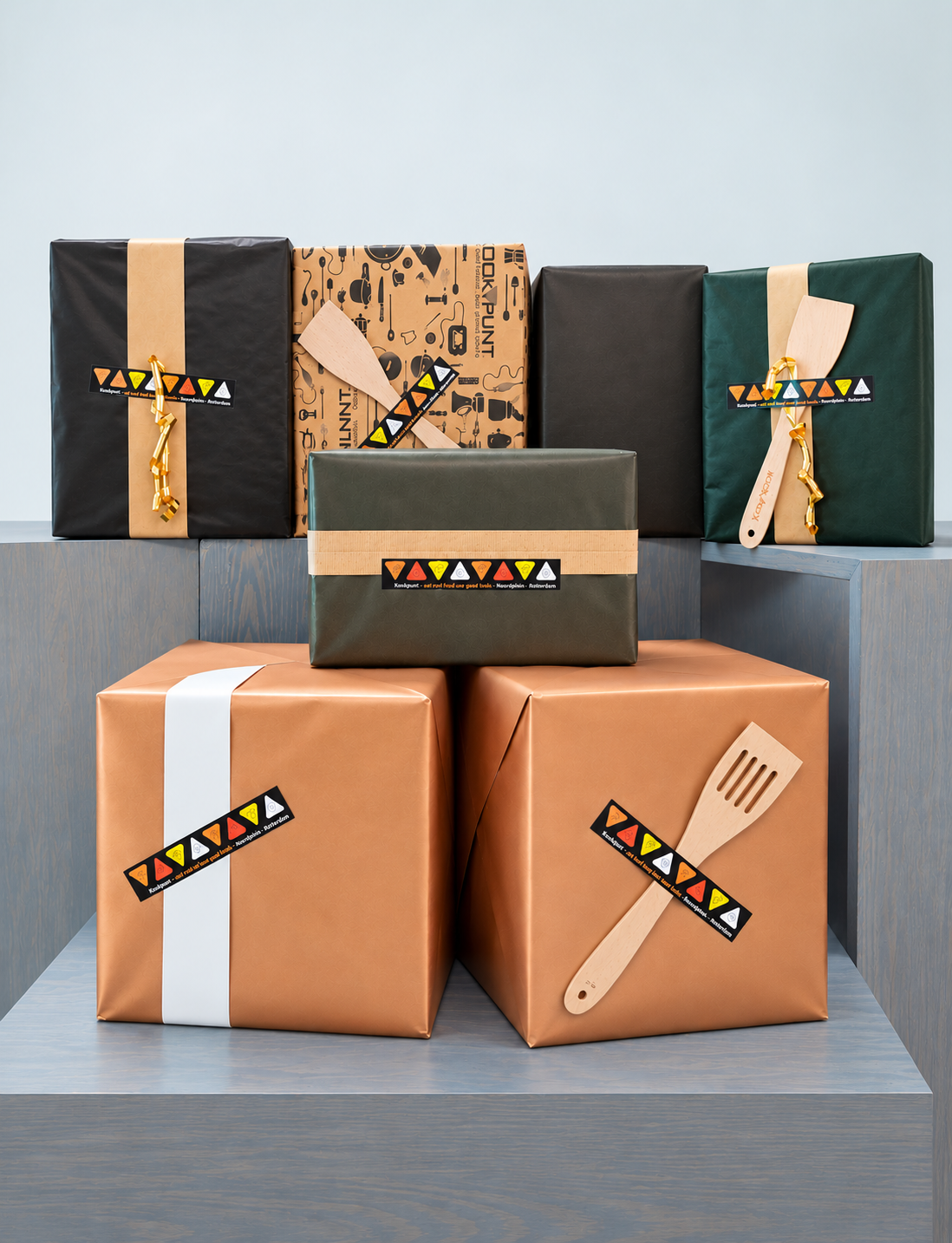 Kookpunt-cadeaus op houten plateaus
