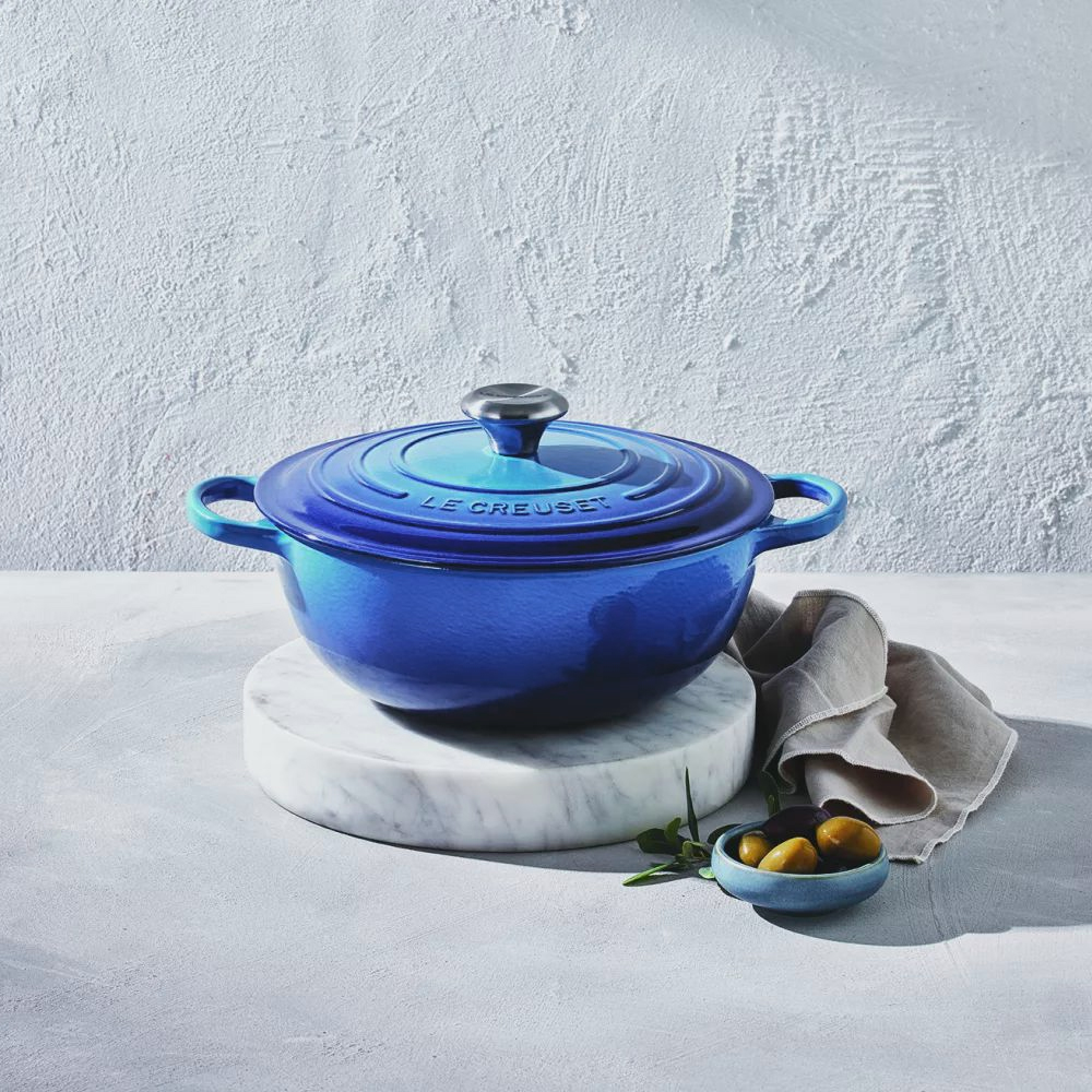 le-creuset-signature-marmite-braadpan-met-zwart-email-28cm-azure