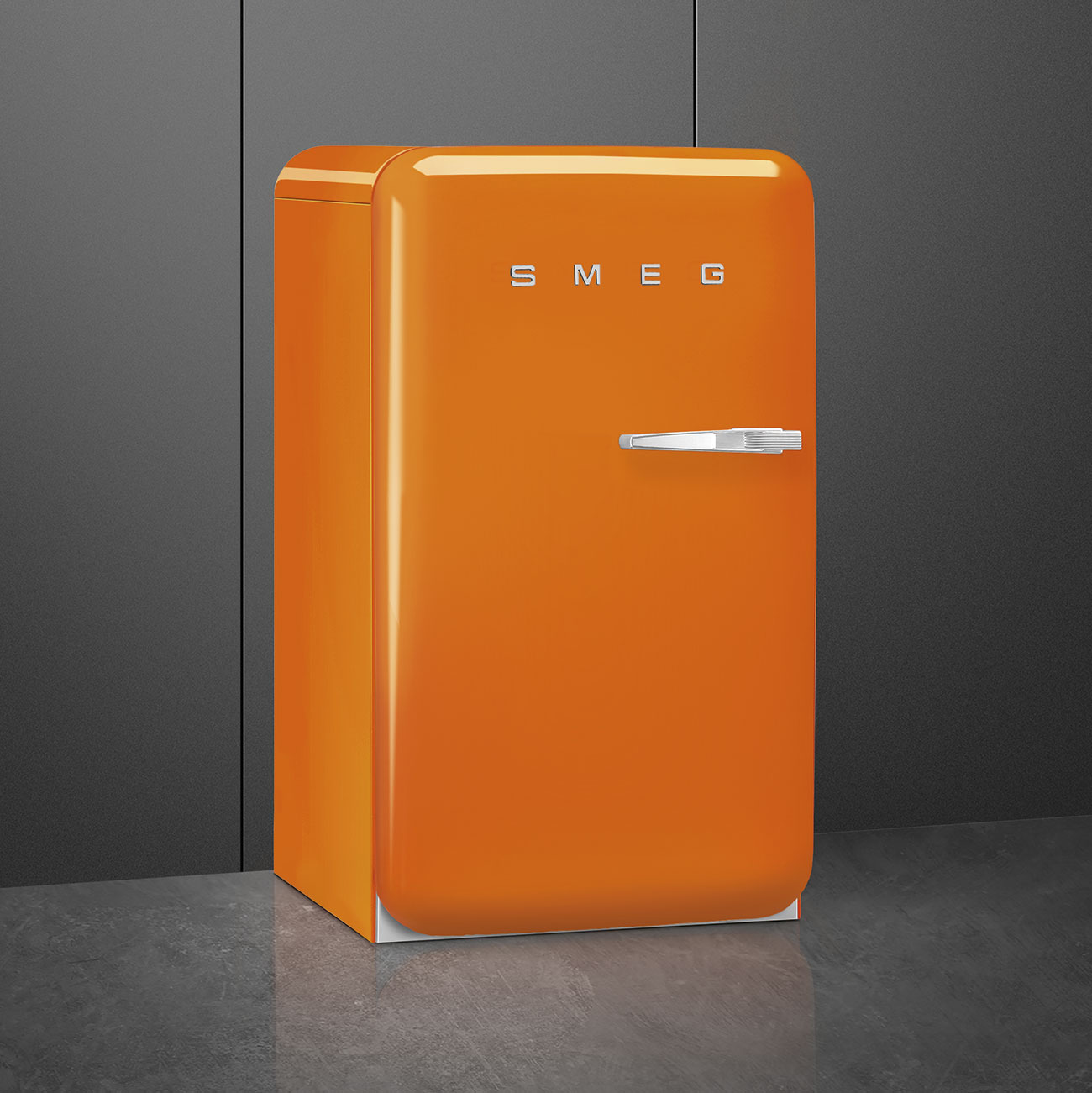 smeg-jaren-50-koelkast-met-vriesvak-fab10lor6-oranje-linksdraaiend3.jpg
