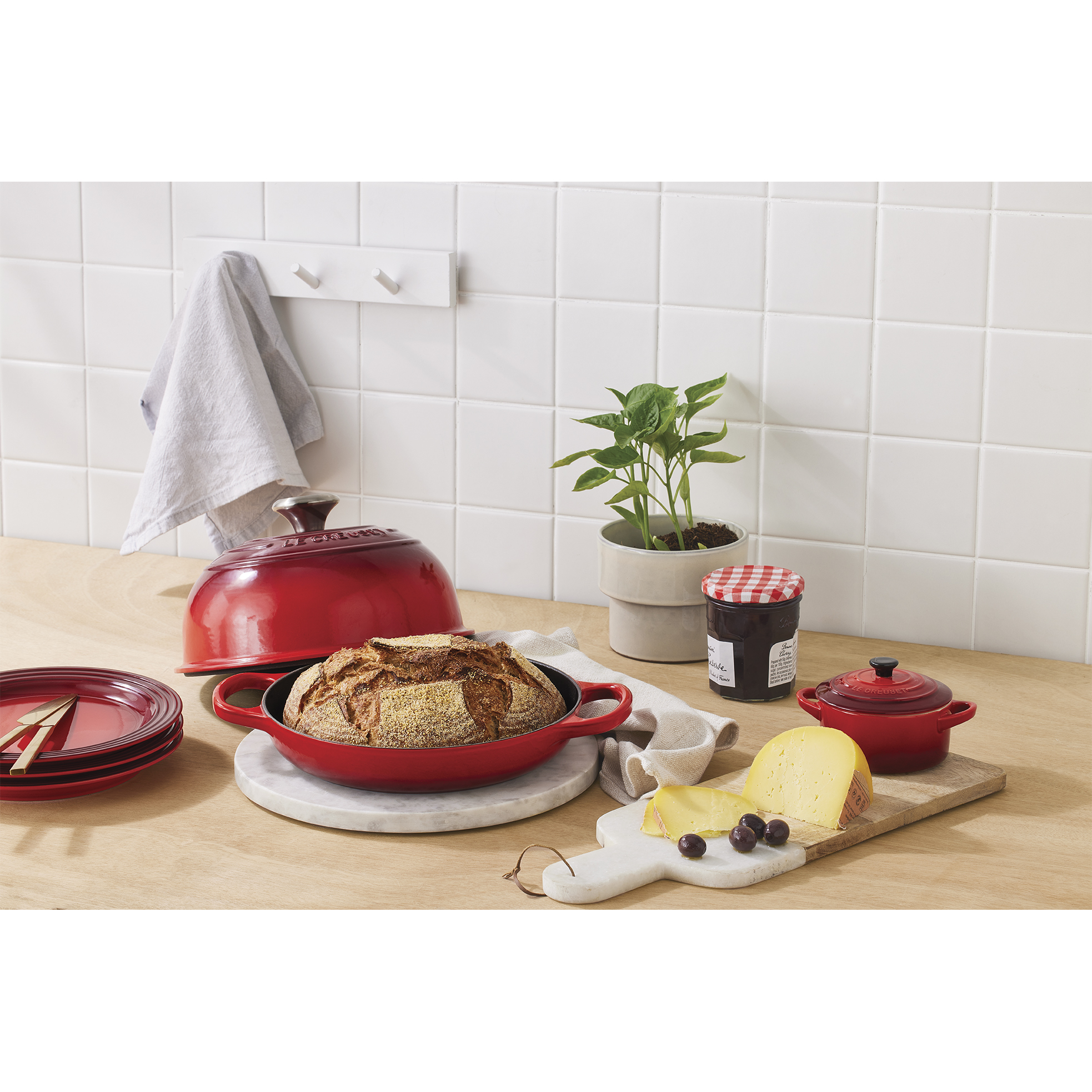 le-creuset-braadpan---sfeer---kersenrood-3