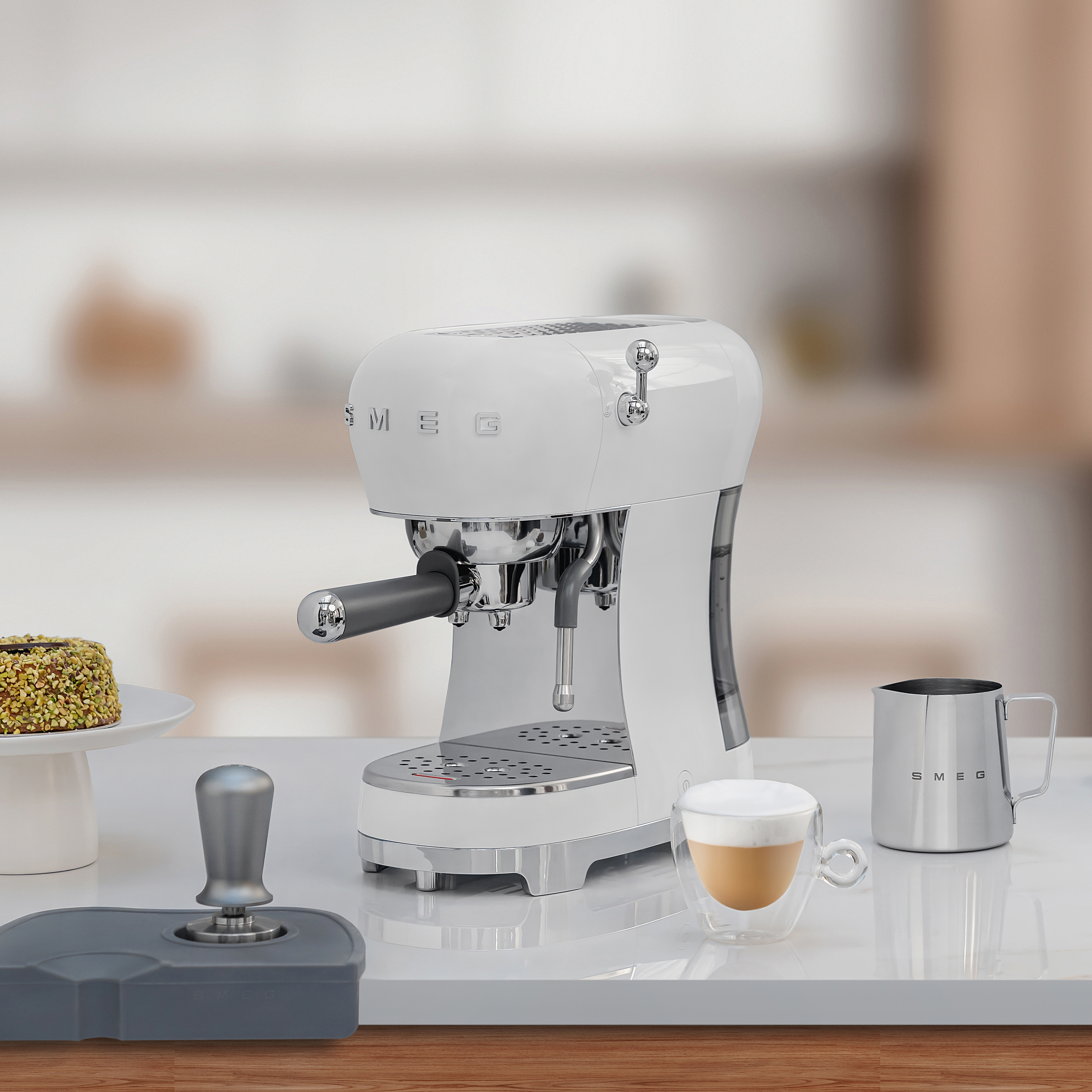 smeg-espressomachine-ecf02wheu-wit
