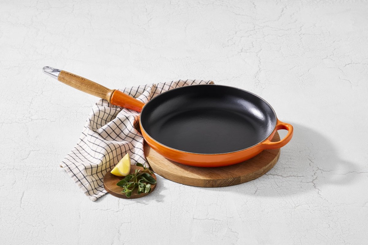 le-creuset-signature-koekenpan-met-houten-steel-28cm-oranjerood5.jpg