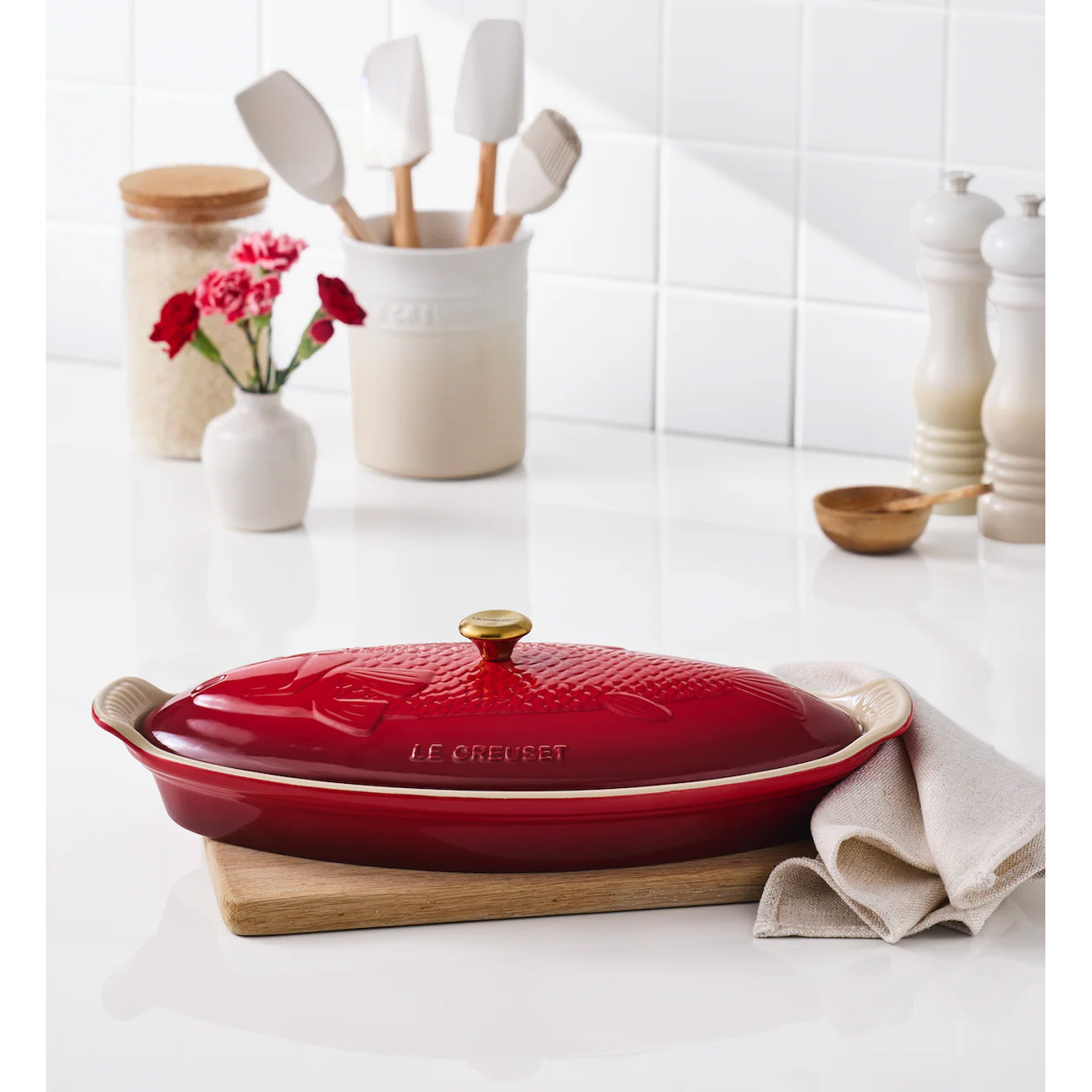 creuset-ovenschaal-vis-kersenrood-sfeer-1.jpg