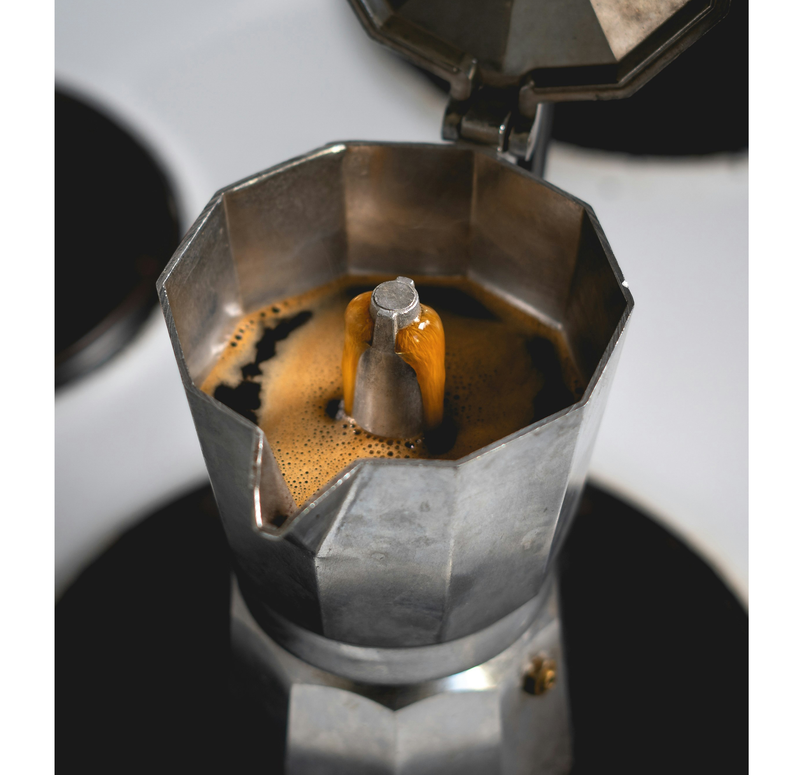 Koffiezetten met een percolator   sfeer