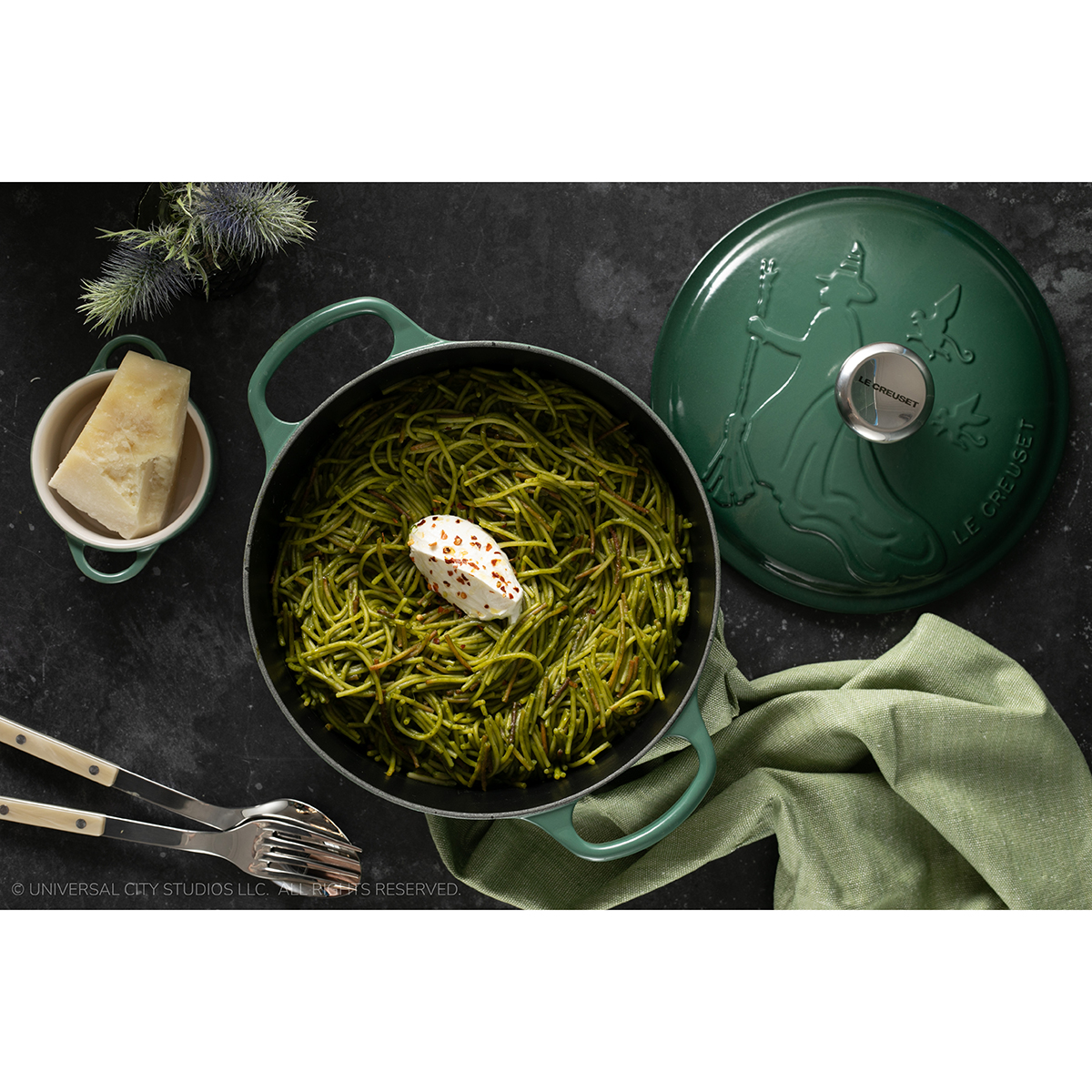 le-creuset-wicked-sfeer-elphaba.jpg