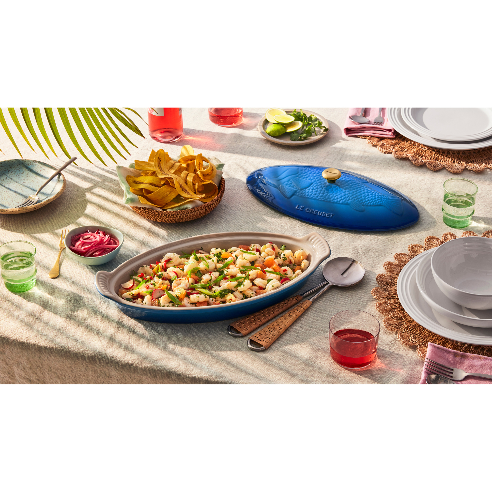 le-creuset-heritage-ovenschaal-met-deksel-vis,-1,6l-azure---sfeer-4