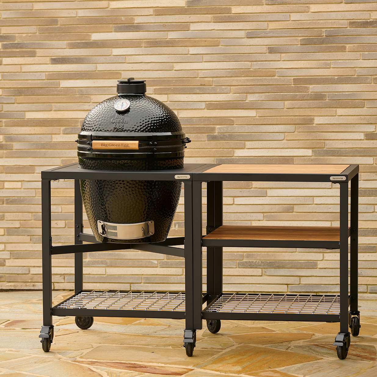big-green-egg-the-onyx-large-outdoor-kitchen-sfeer-2.jpg
