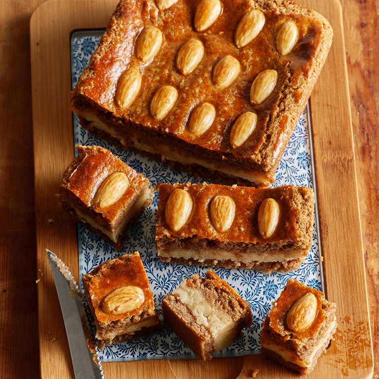 Sint slijpt en deelt speculaas