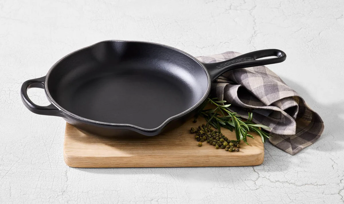 le-creuset-signature-skillet-30cm-mat-zwart6.jpg