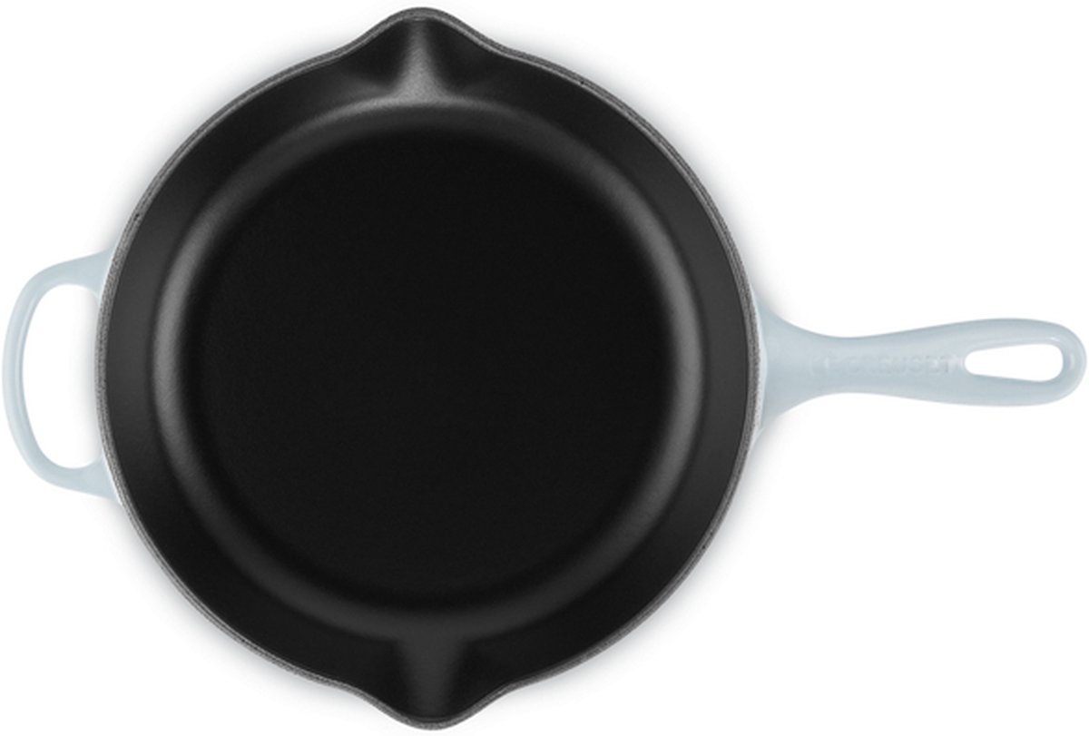 le-creuset-signature-skillet,-26cm-coastal-blue2