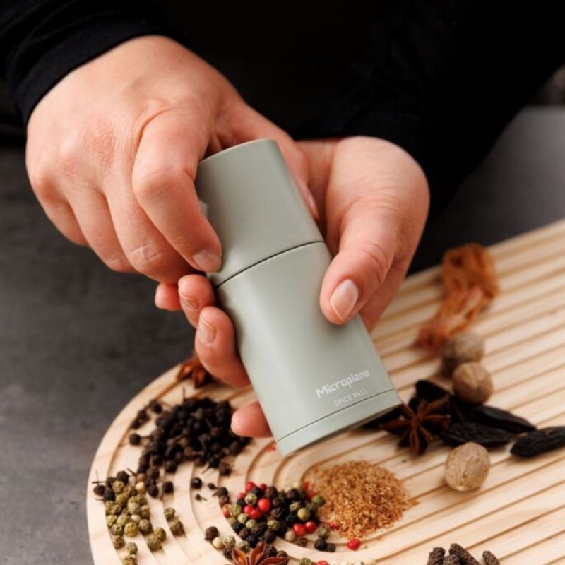 microplane-spice-mill-nootmuskaatmolen-sage-green2.jpg