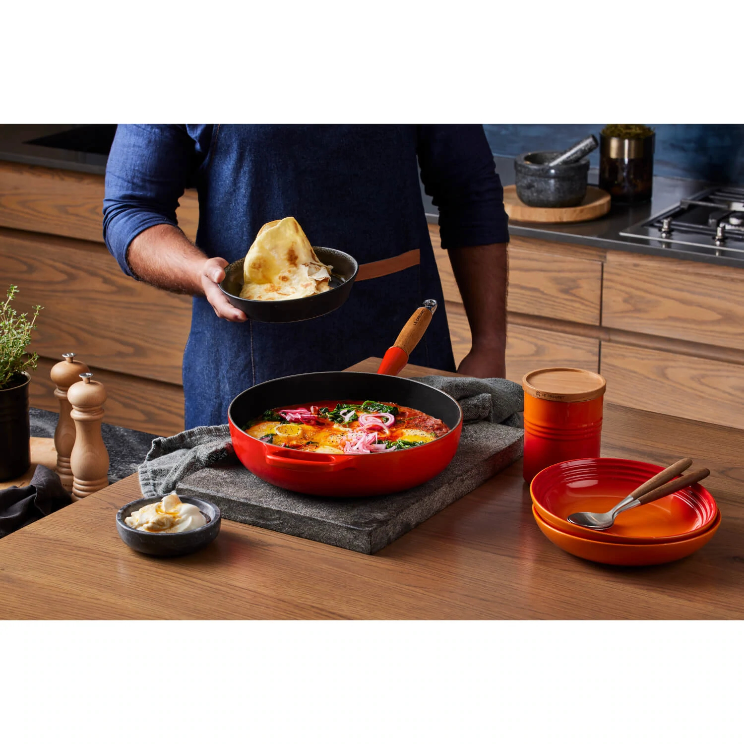 le-creuset-signature-hapjespan-met-houten-steel-28cm-kersenrood