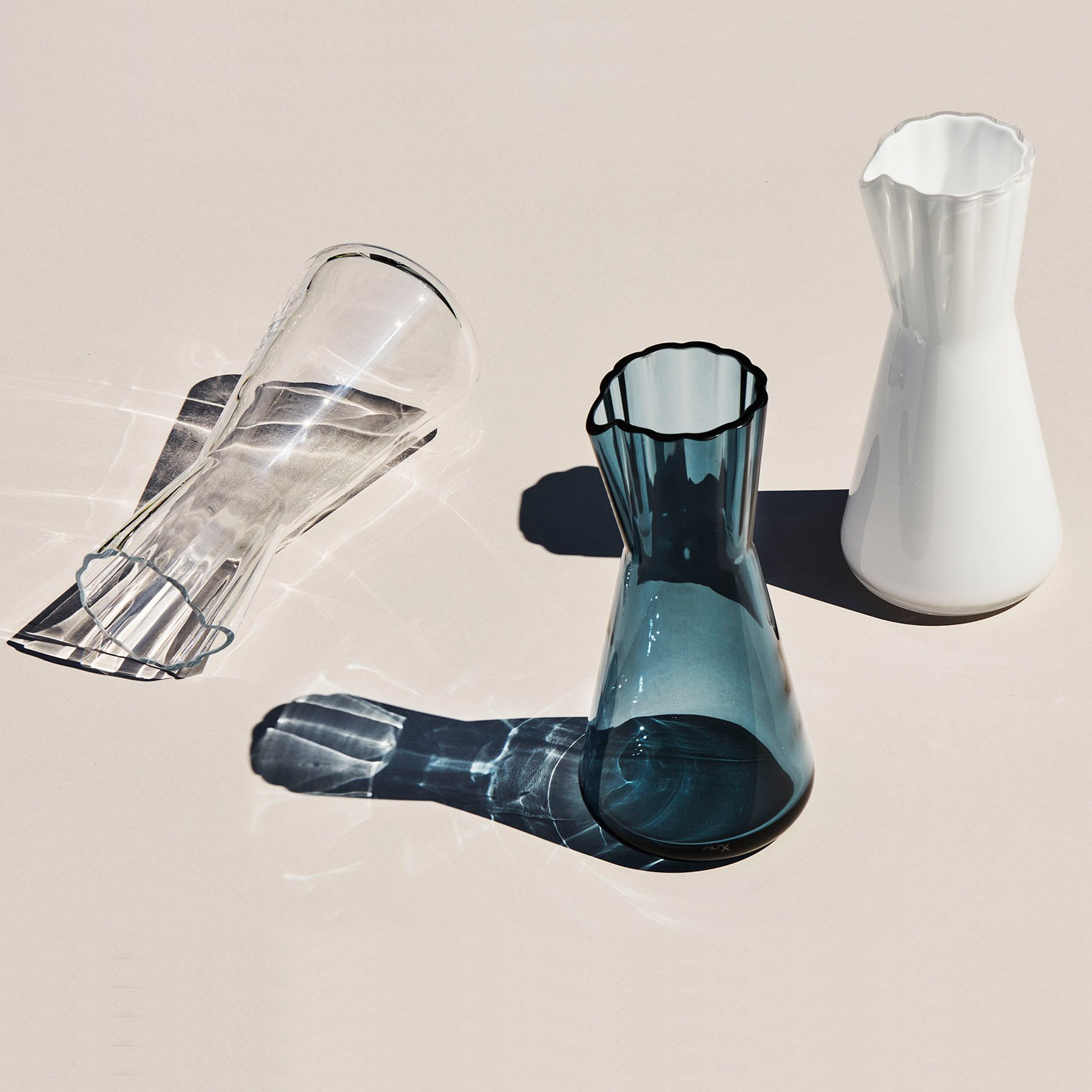 duzenlemeler_0002_lifestyle_-_lady_water_carafe_family_-_28783_1800x1800