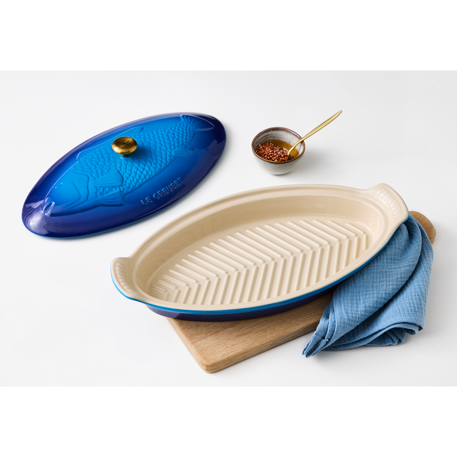 le-creuset-heritage-ovenschaal-met-deksel-vis,-1,6l-azure---sfeer-1