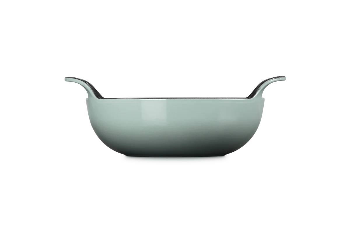 le-creuset-classic-balti-wokpan-24cm-sea-salt3.jpg