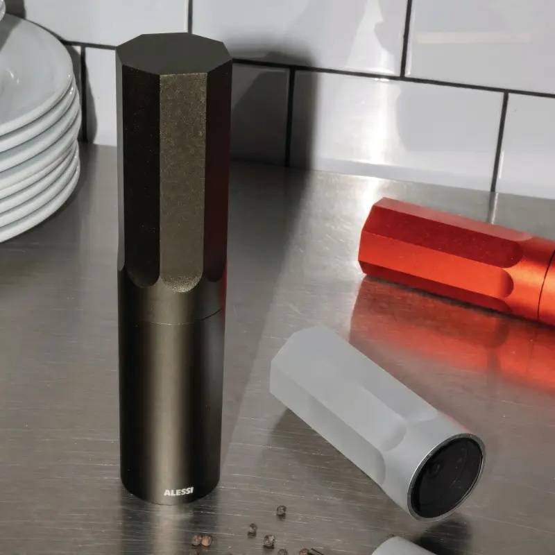 alessi-konstantin-grcic-peper-zoutmolen-22cm-antraciet2.jpg